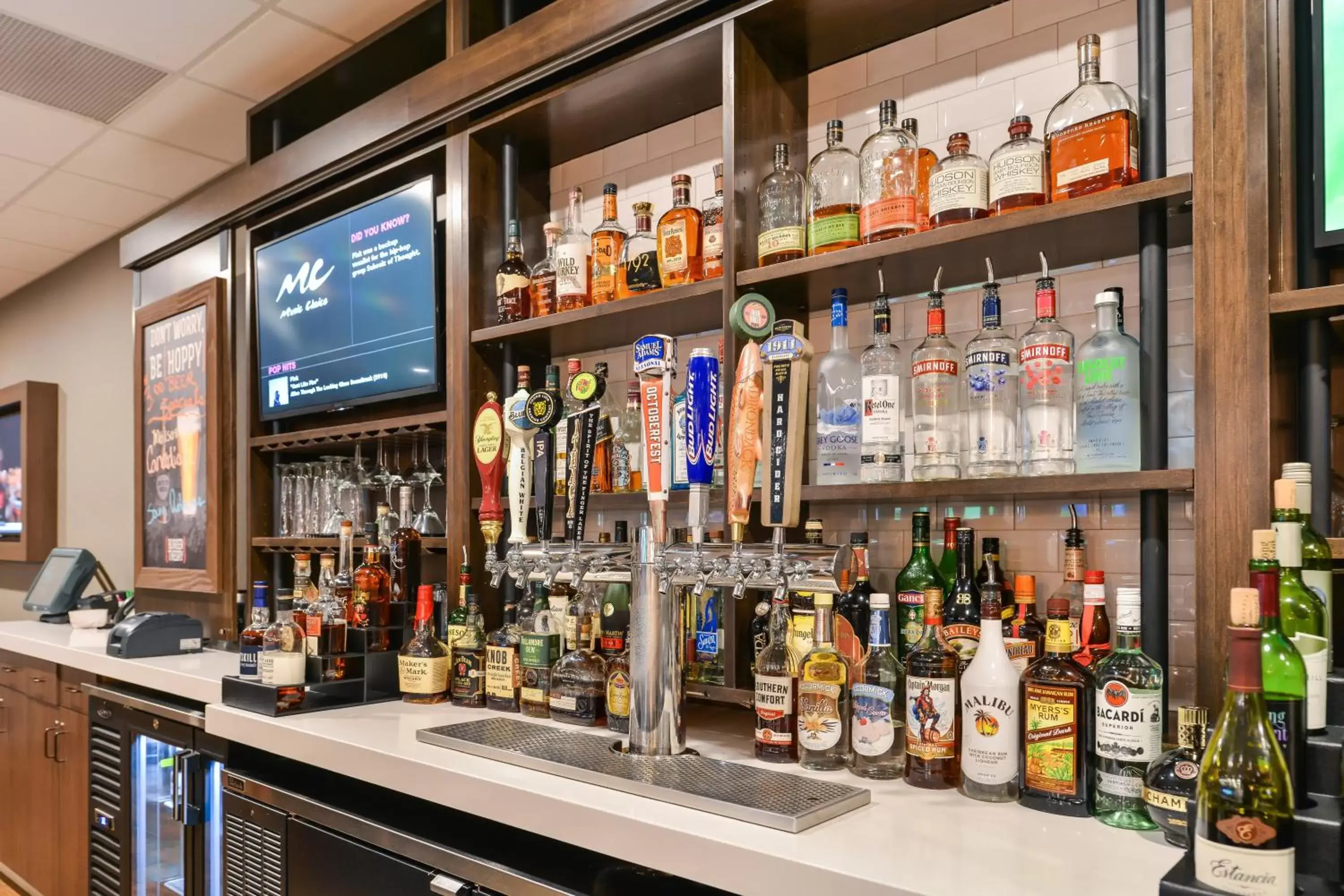 Lounge or bar in Holiday Inn Auburn-Finger Lakes Region, an IHG Hotel
