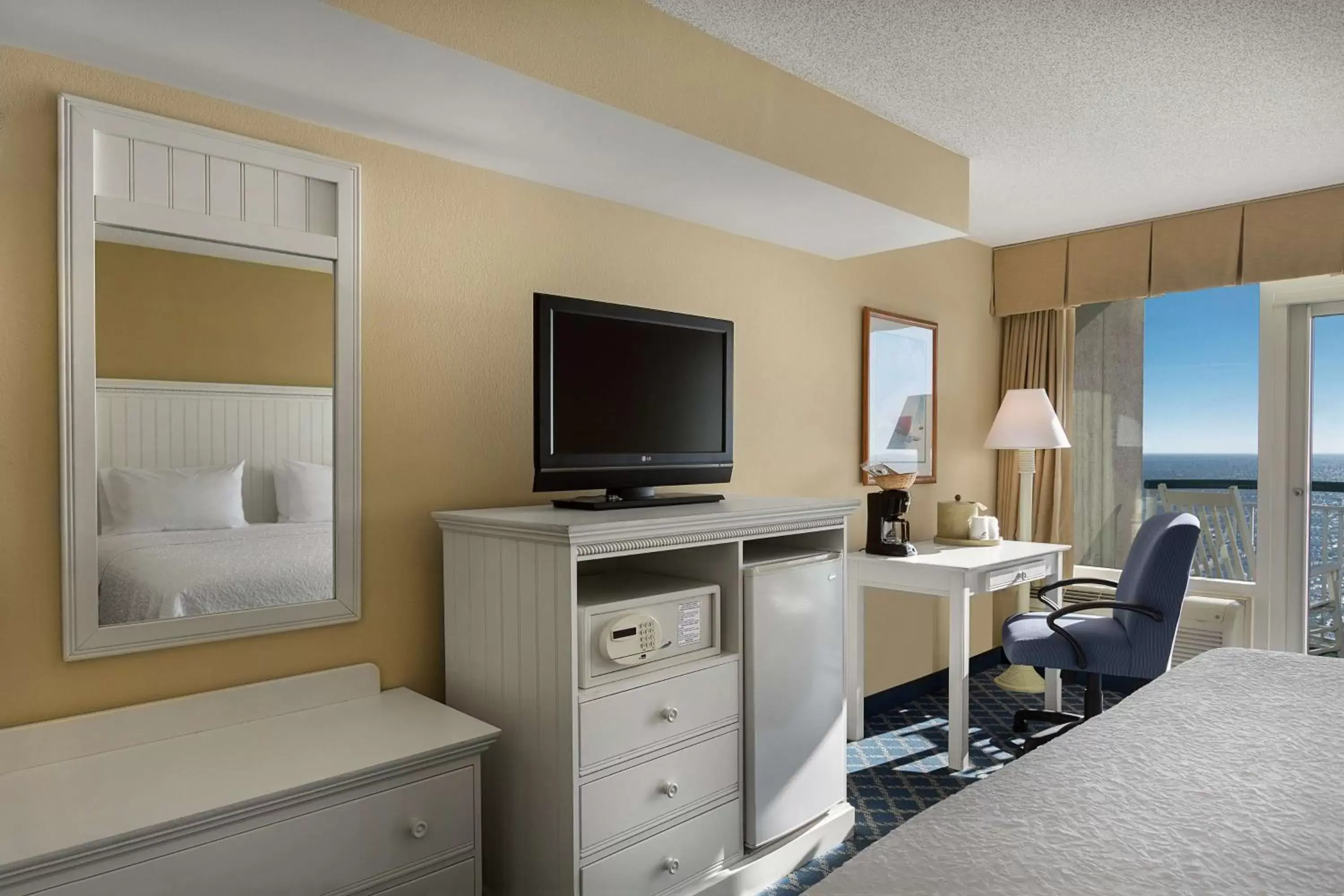 Bedroom, TV/Entertainment Center in Hampton Inn & Suites Myrtle Beach Oceanfront