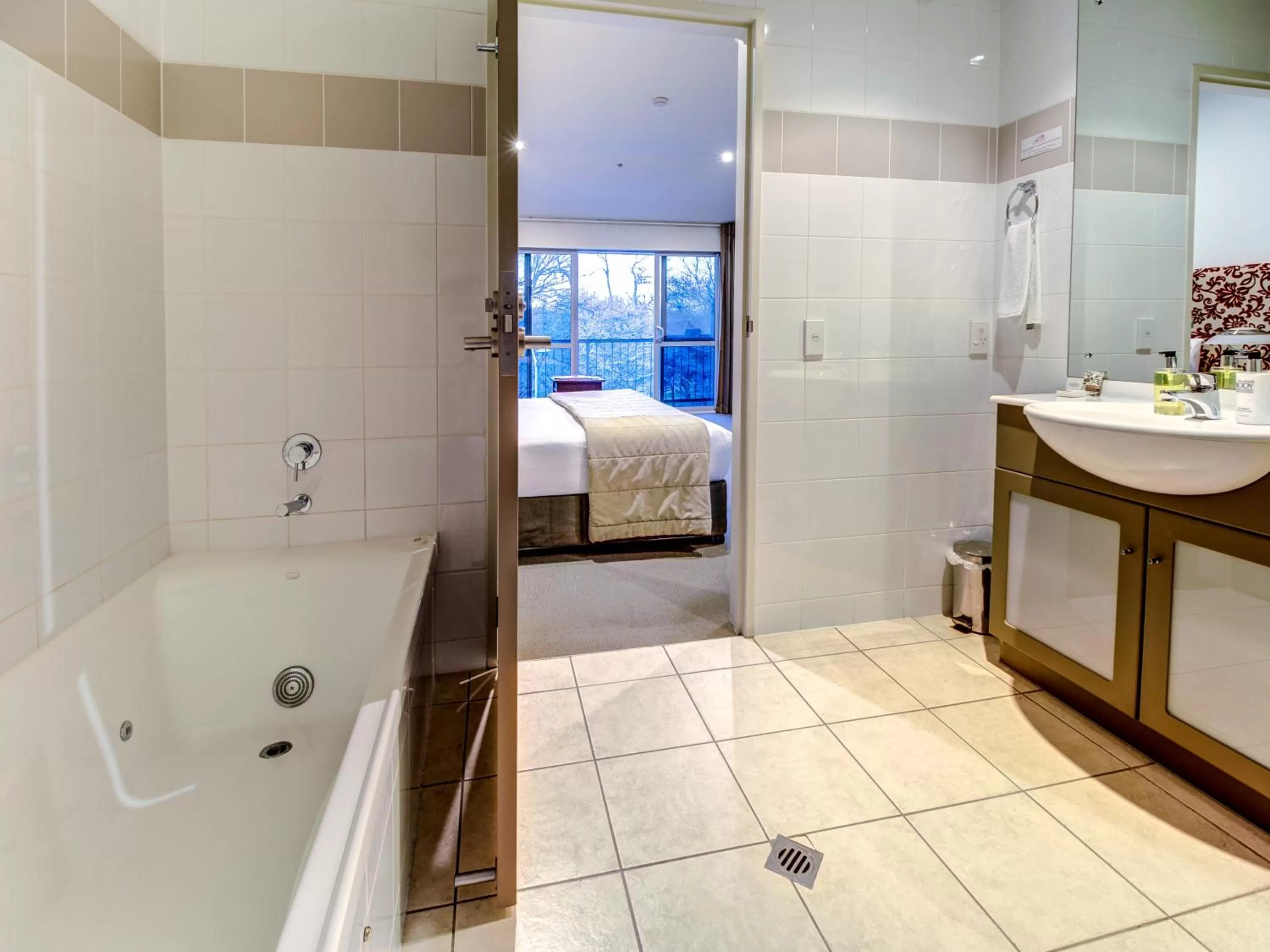 Bathroom, Bed in Parkview On Hagley