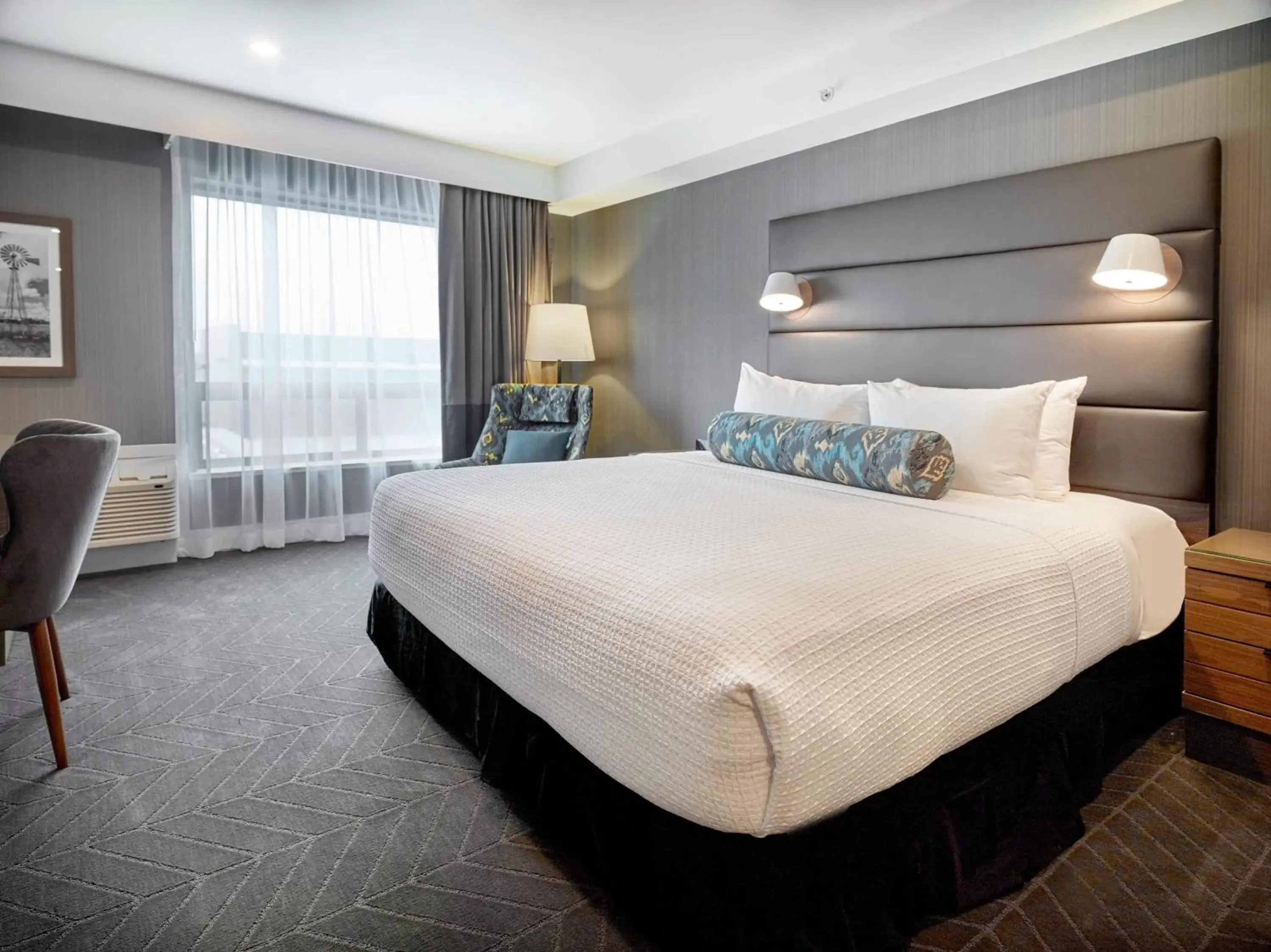 Photo of the whole room, Bed in Sandman Signature Plano-Frisco Hotel