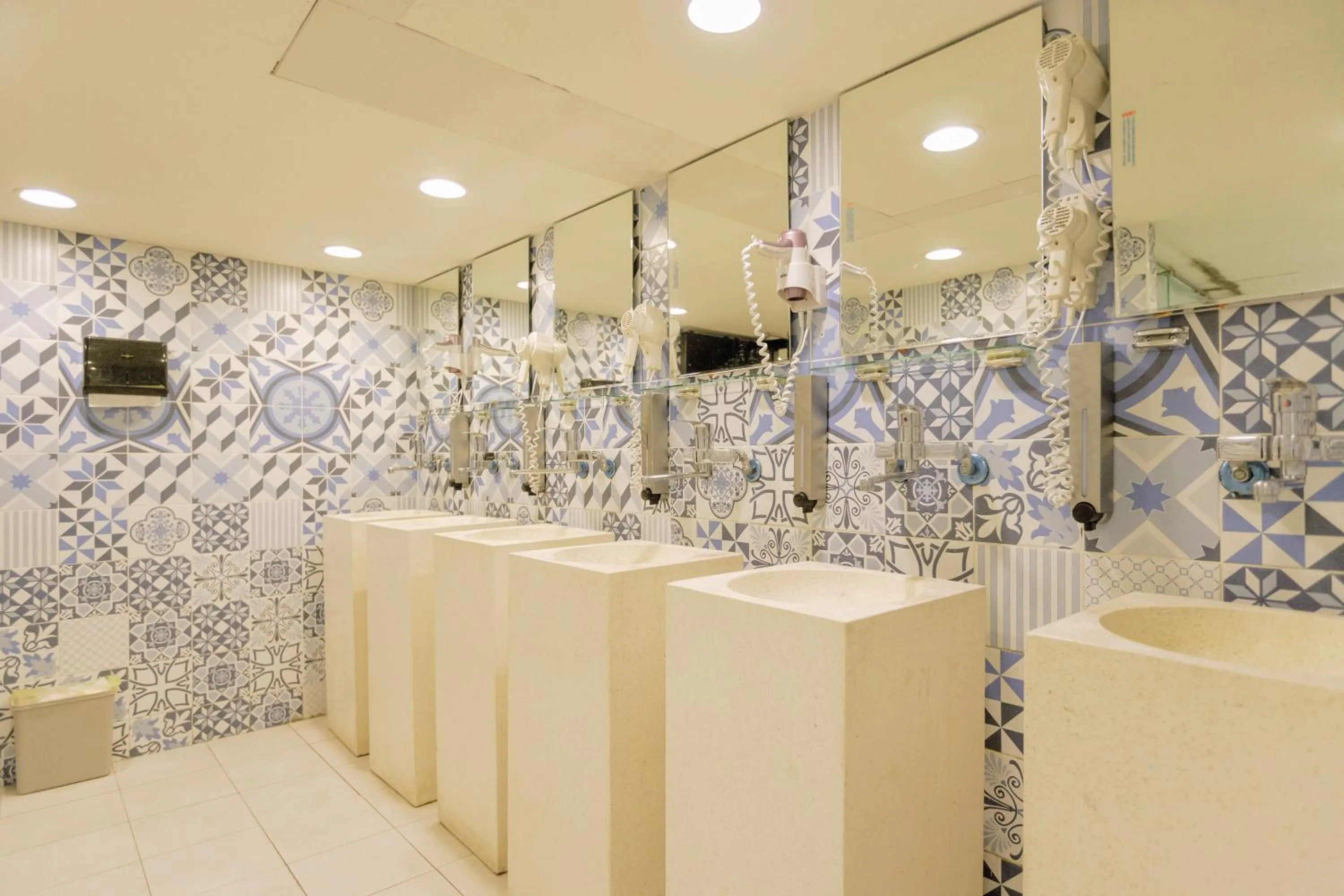 Bathroom in Angels Hostel Taipei Ximen