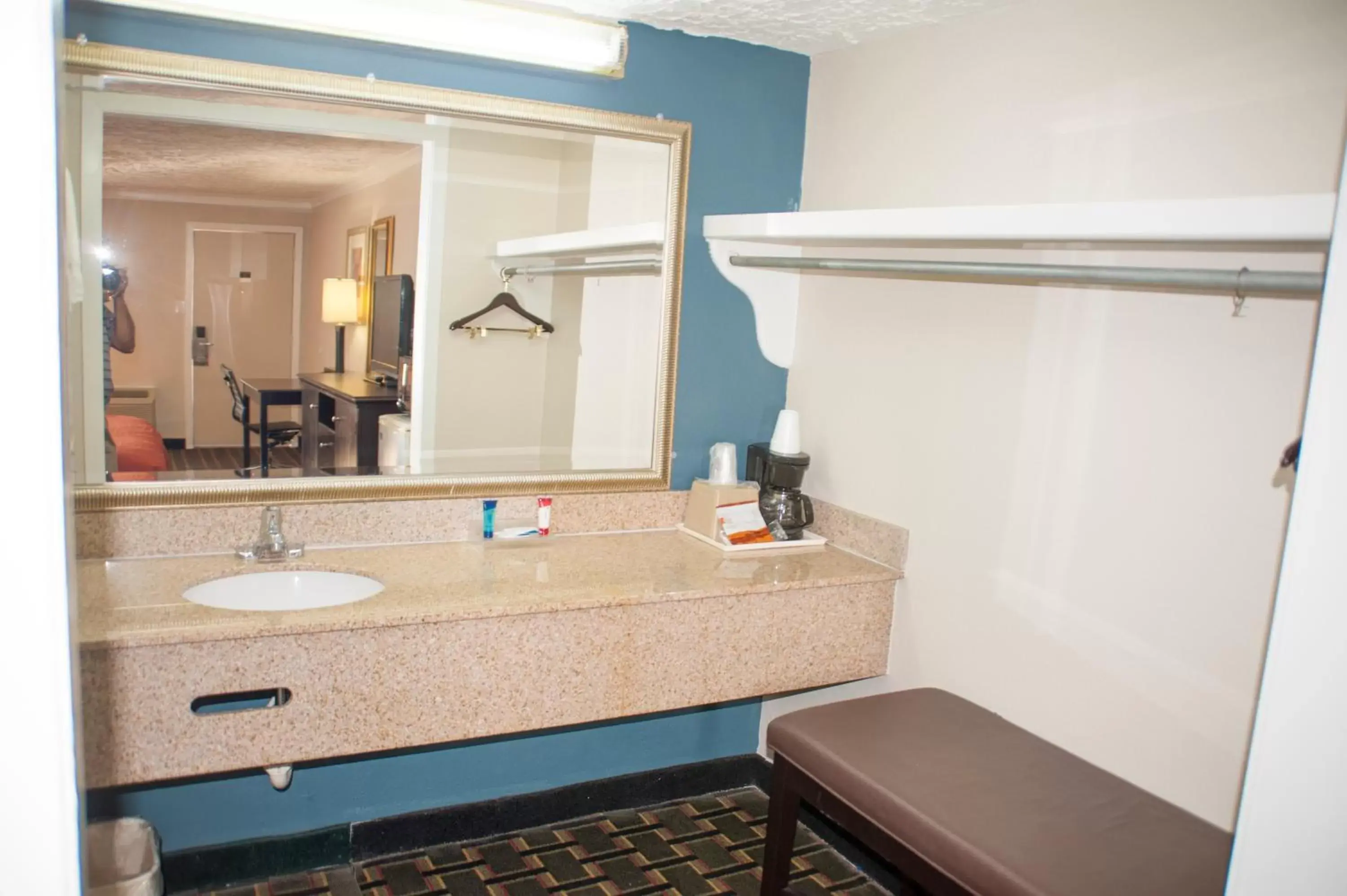 Bathroom in Victorian Inn & Suites