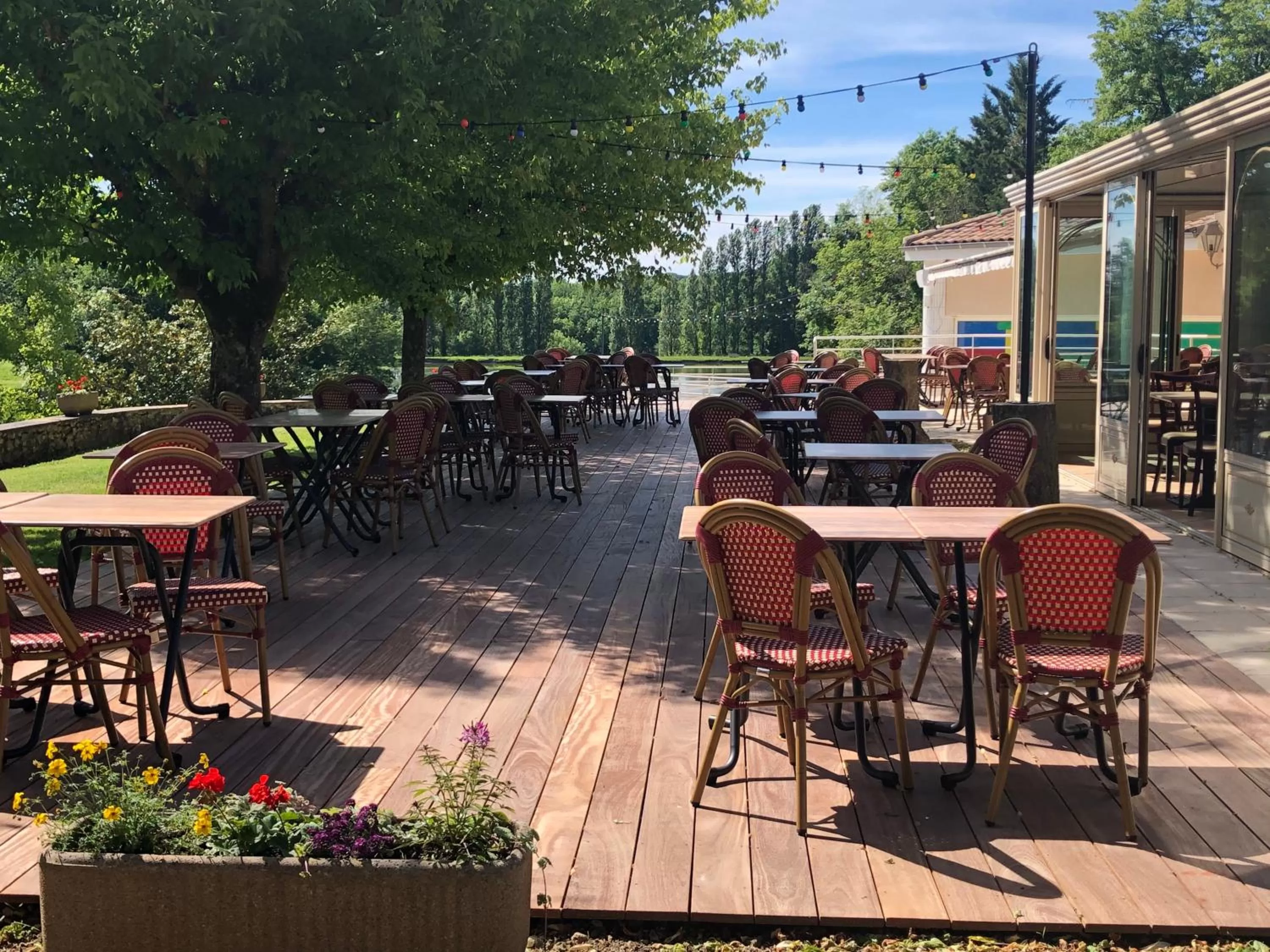 Patio, Restaurant/Places to Eat in Hotel Restaurant La Dame du Lac