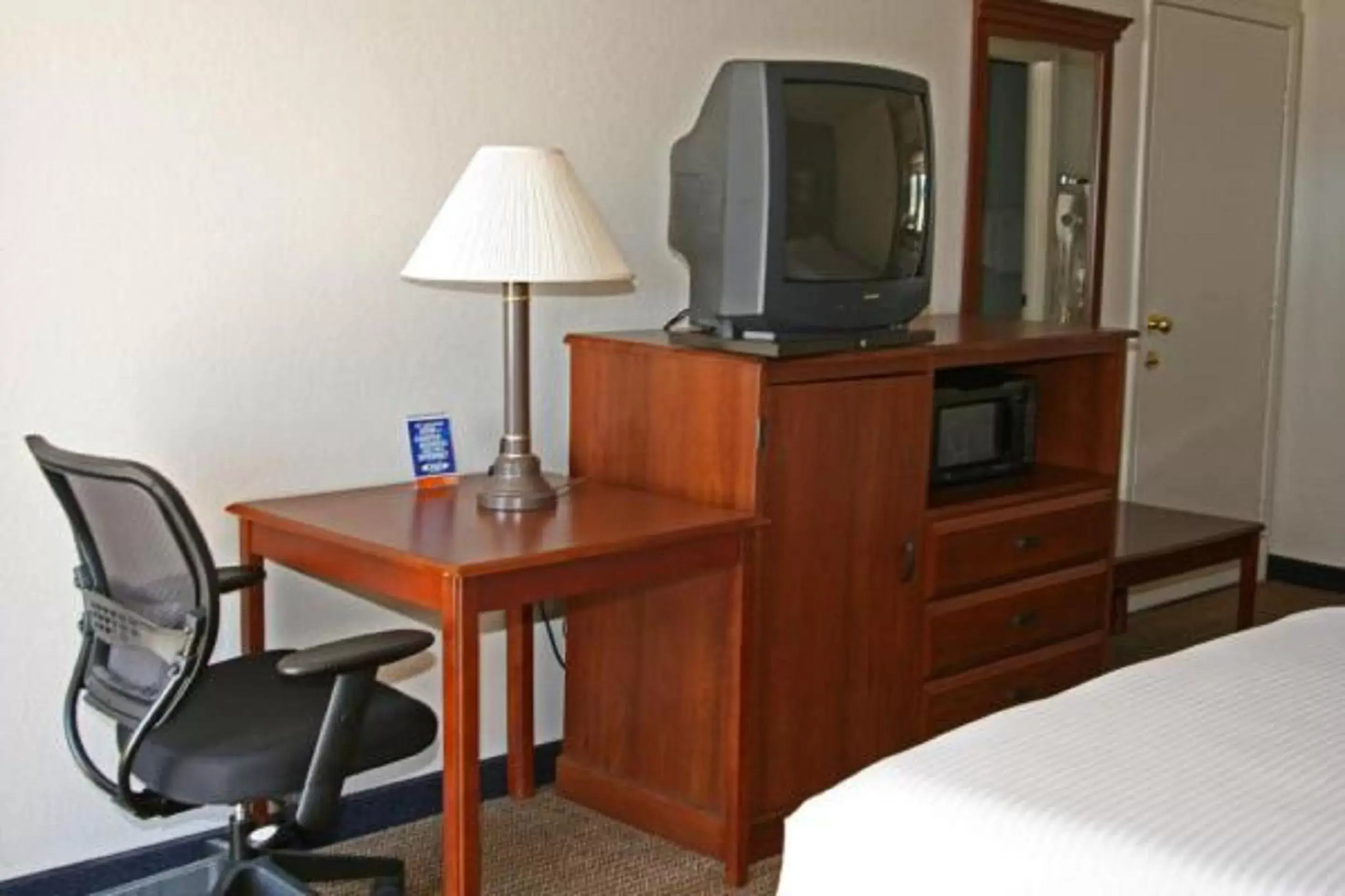 Bedroom, TV/Entertainment Center in Weatherford Heritage Inn