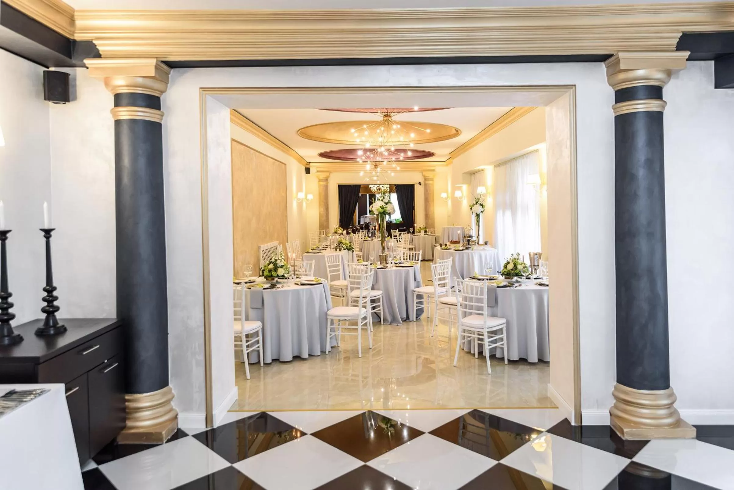 Restaurant/places to eat in Hotel Capital with private wellness