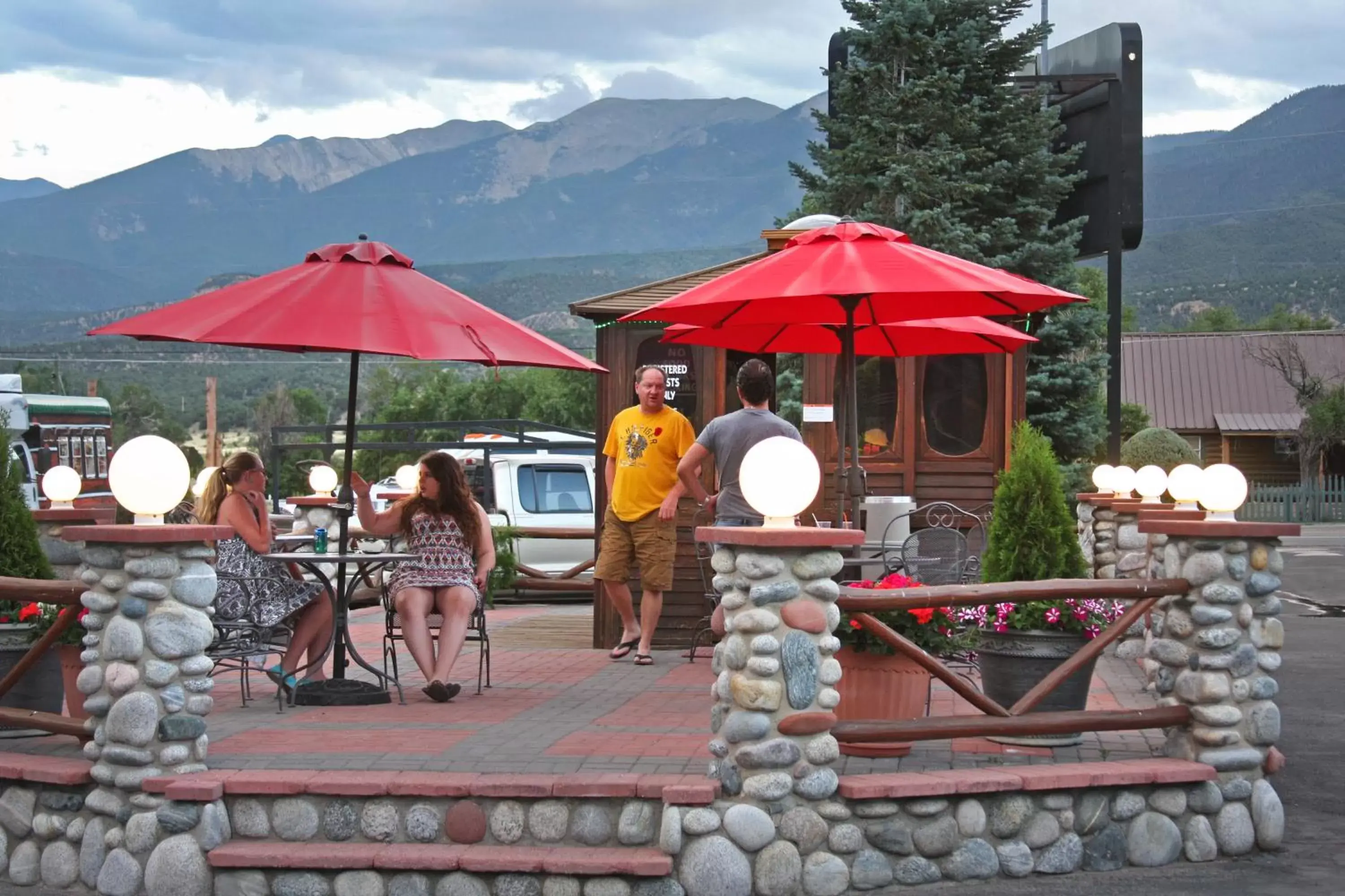 Hot Tub, Patio/Outdoor Area in Gateway Inn and Suites