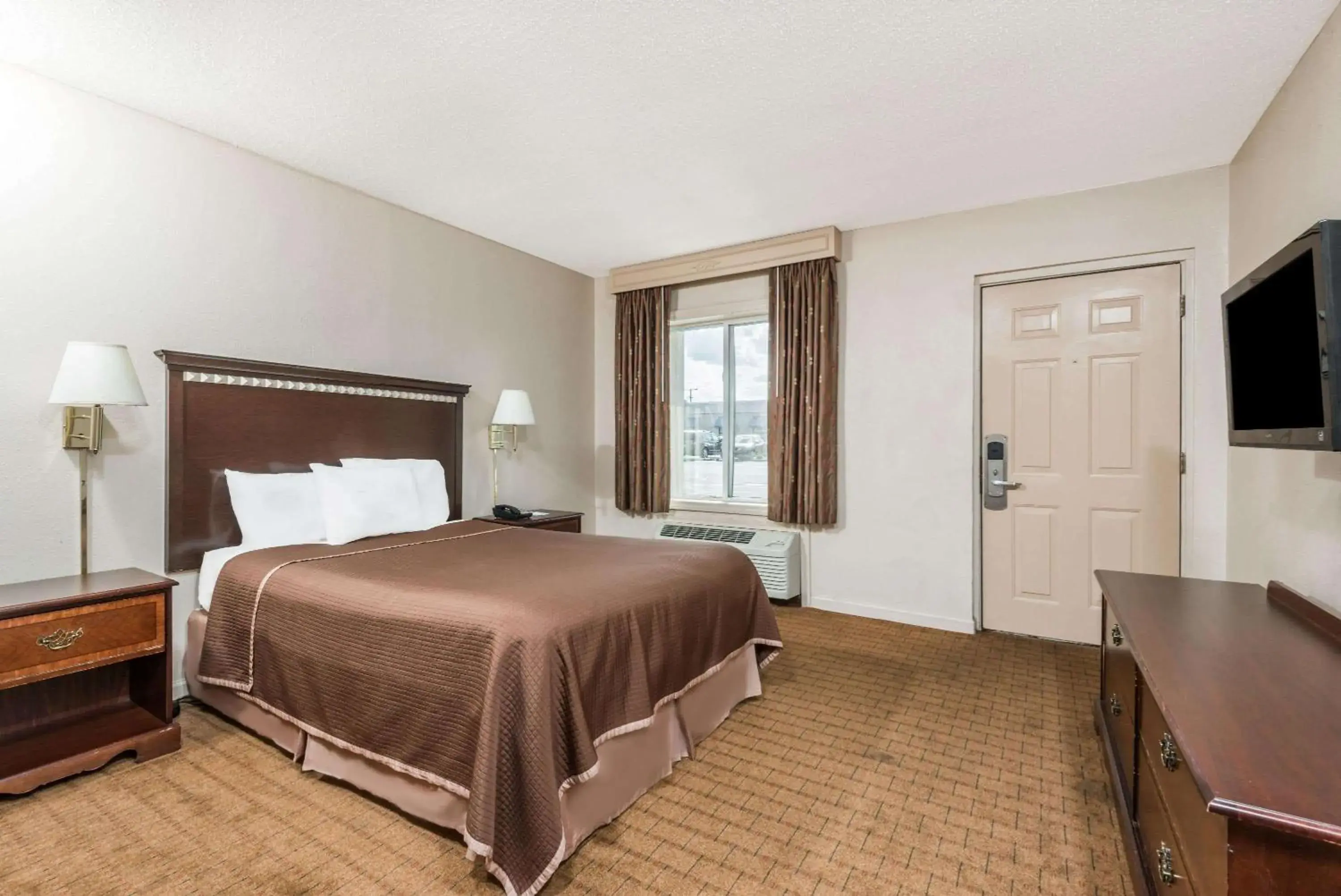 Photo of the whole room, Bed in Howard Johnson by Wyndham Springfield Photo of the whole room, Bed in Howard Johnson by Wyndham Springfield