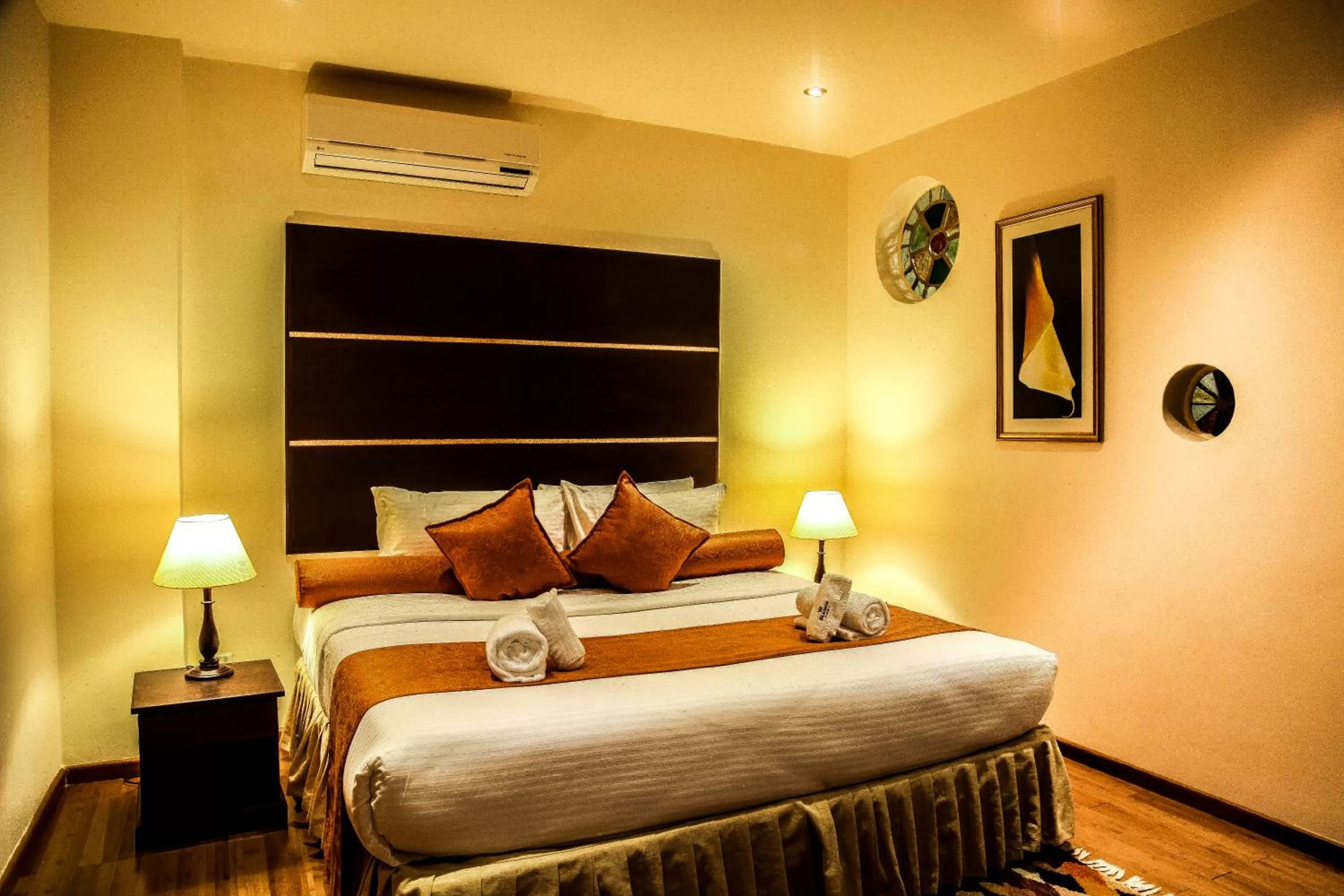 Bedroom, Bed in The Monarch Hotel