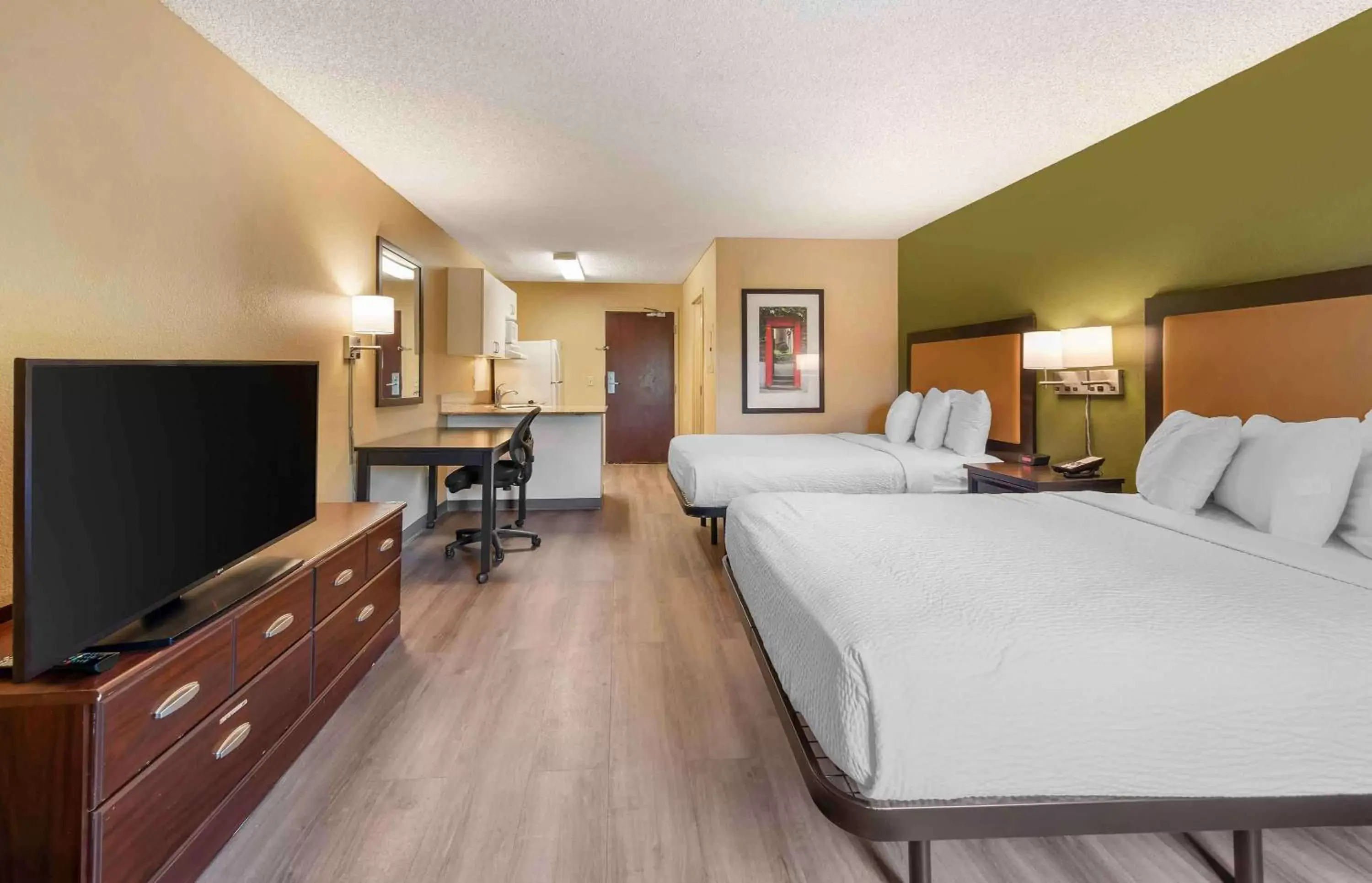 Bedroom, TV/Entertainment Center in Extended Stay America Suites - Los Angeles - Ontario Airport