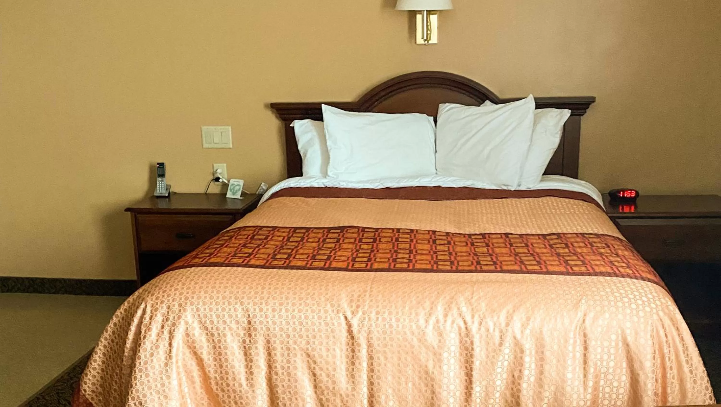 Queen Suite in Ivey's Motor Lodge