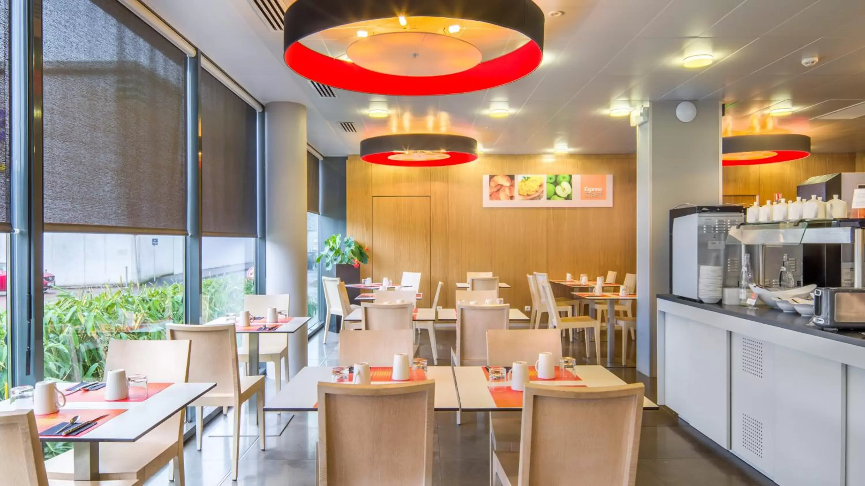 Breakfast, Restaurant/Places to Eat in Holiday Inn Express Saint-Nazaire, an IHG Hotel