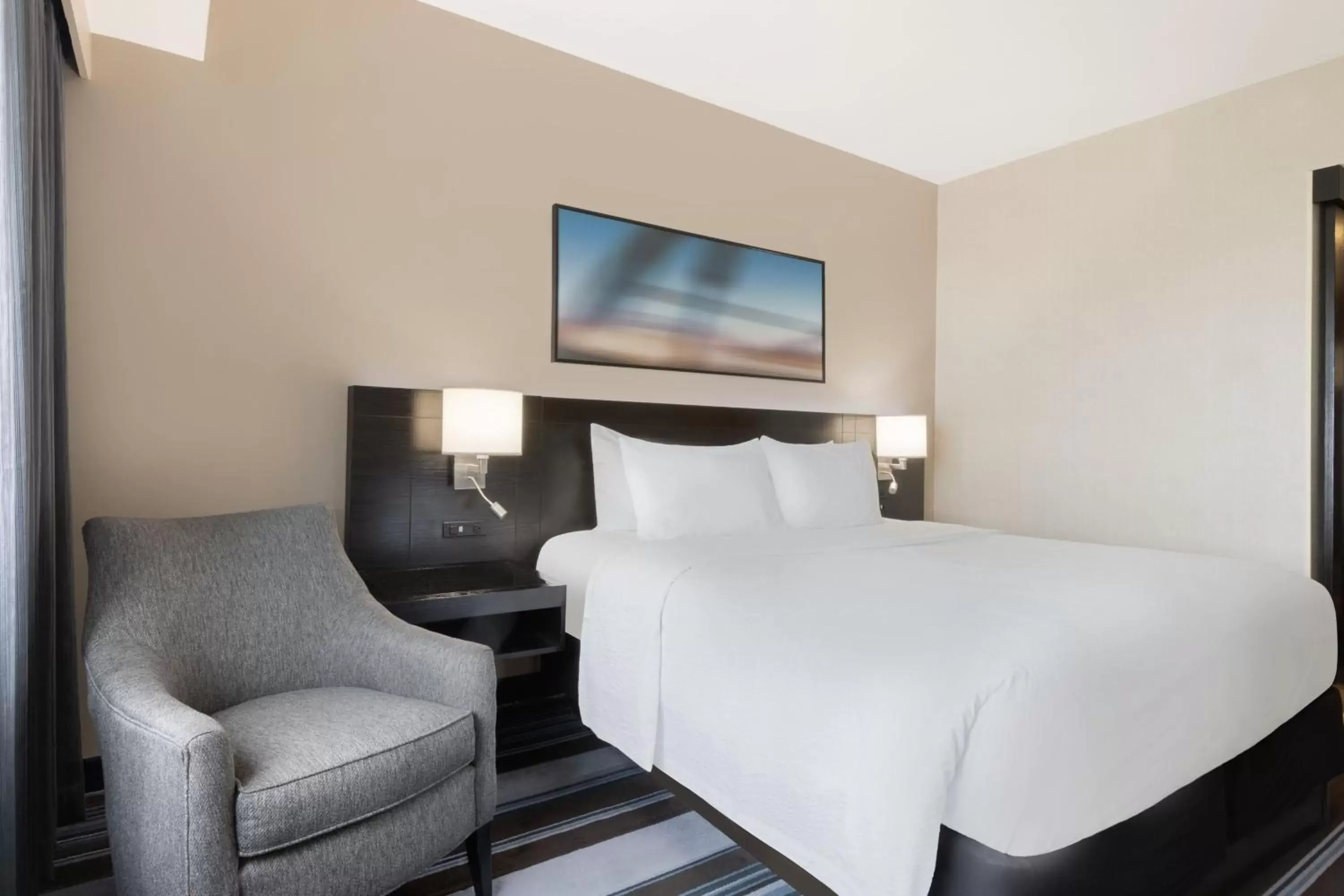 Photo of the whole room, Bed in Courtyard by Marriott New York JFK Airport