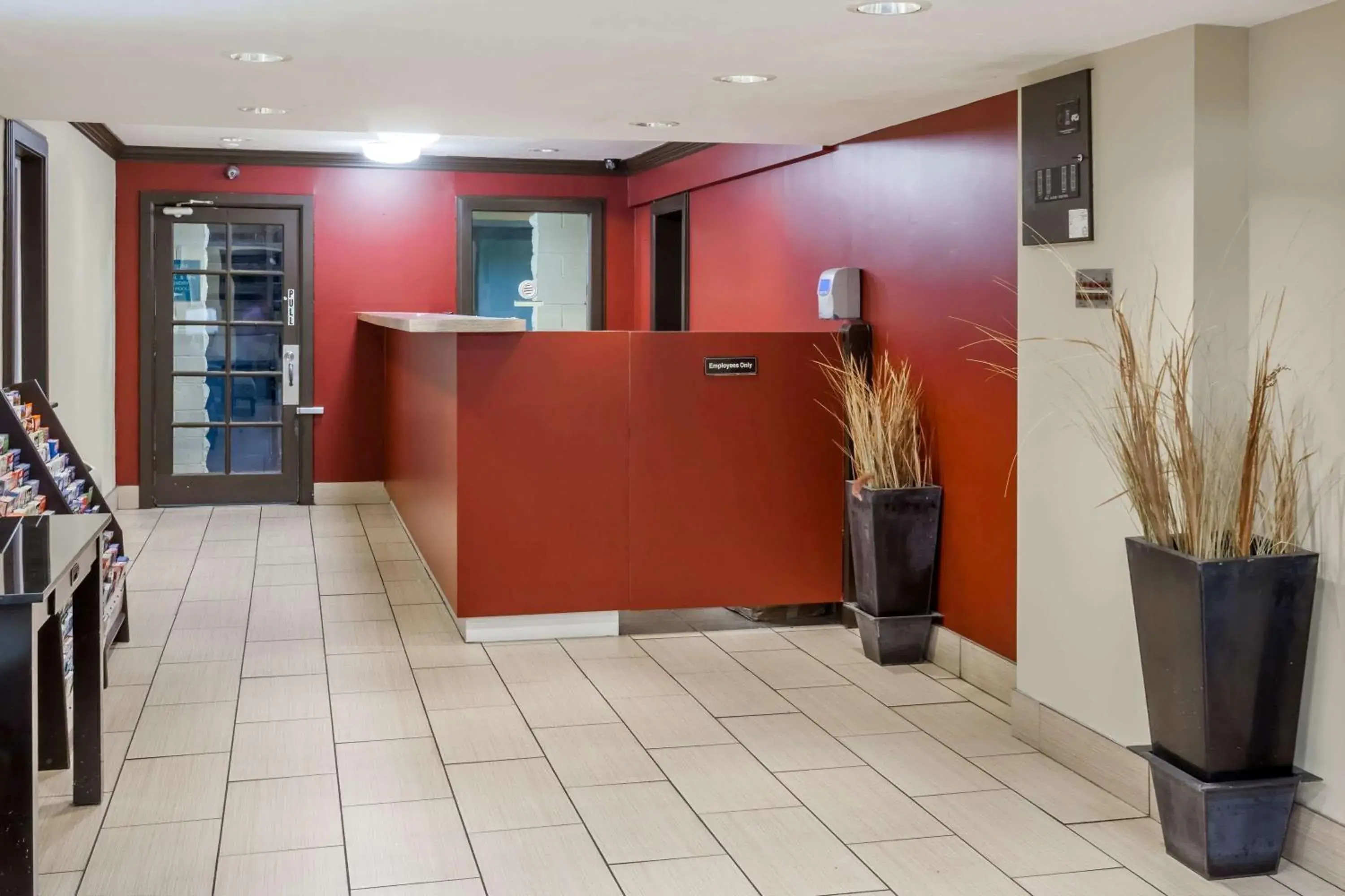 Lobby or reception in Howard Johnson by Wyndham San Diego Hotel Circle Lobby or reception in Howard Johnson by Wyndham San Diego Hotel Circle