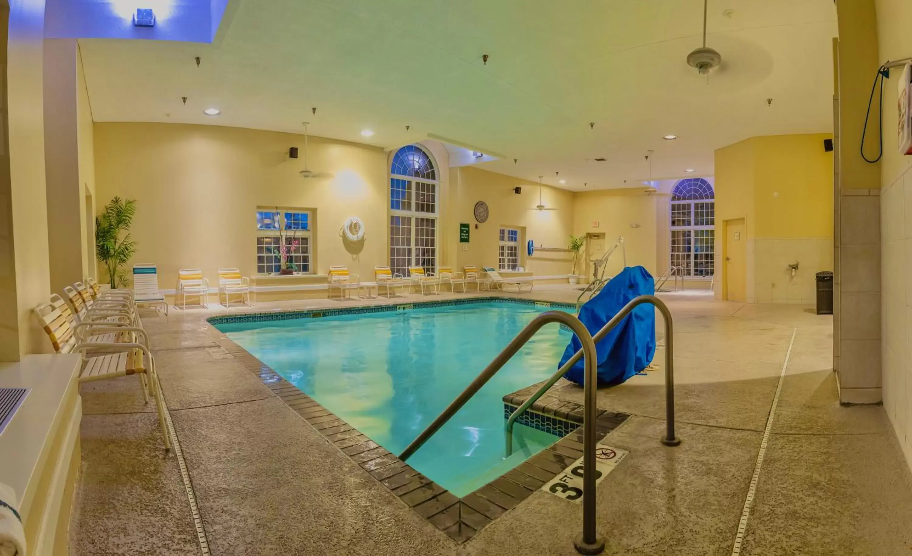 Hot Tub, Swimming Pool in La Quinta by Wyndham Milwaukee Delafield