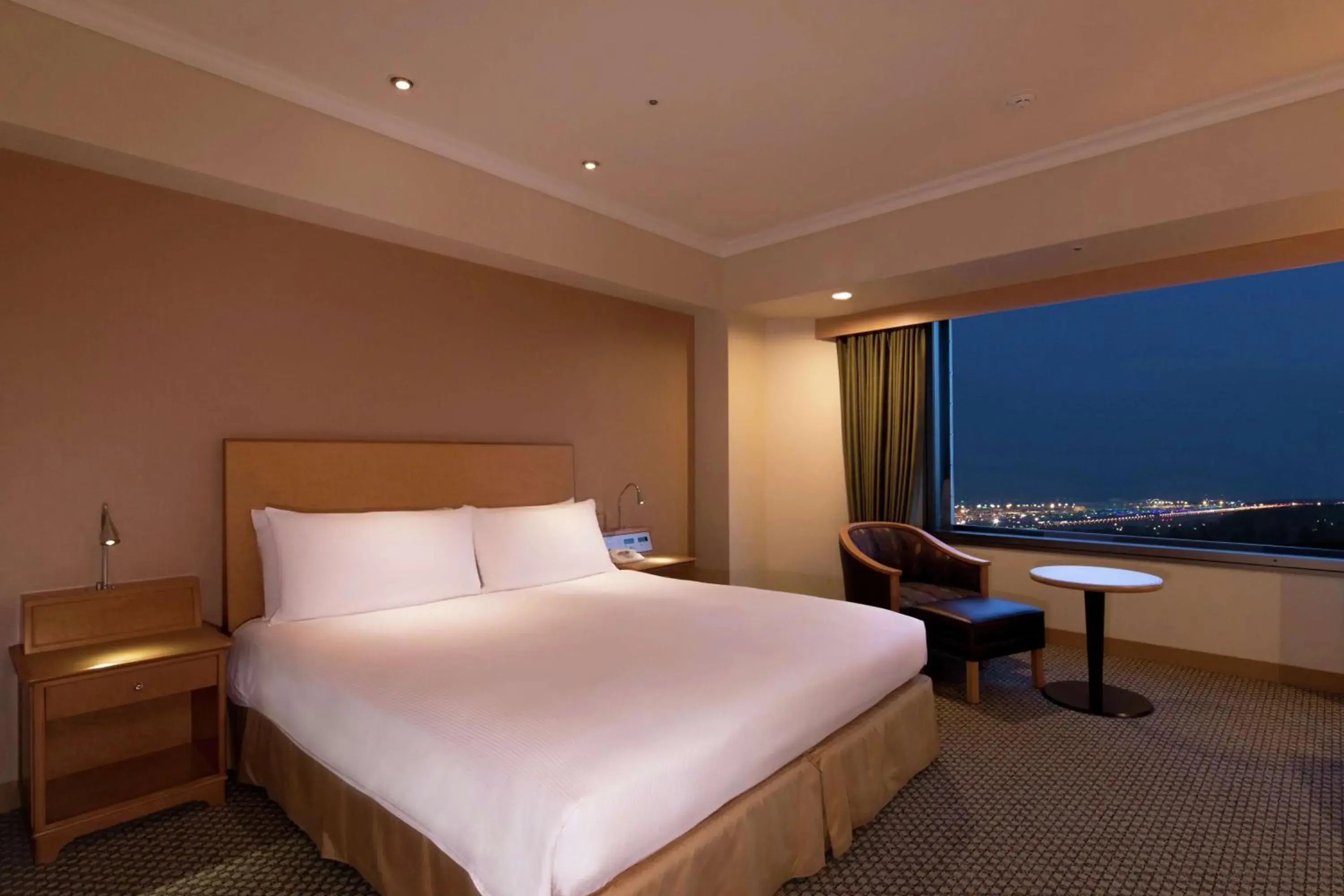 Bed in Hilton Tokyo Narita Airport Hotel