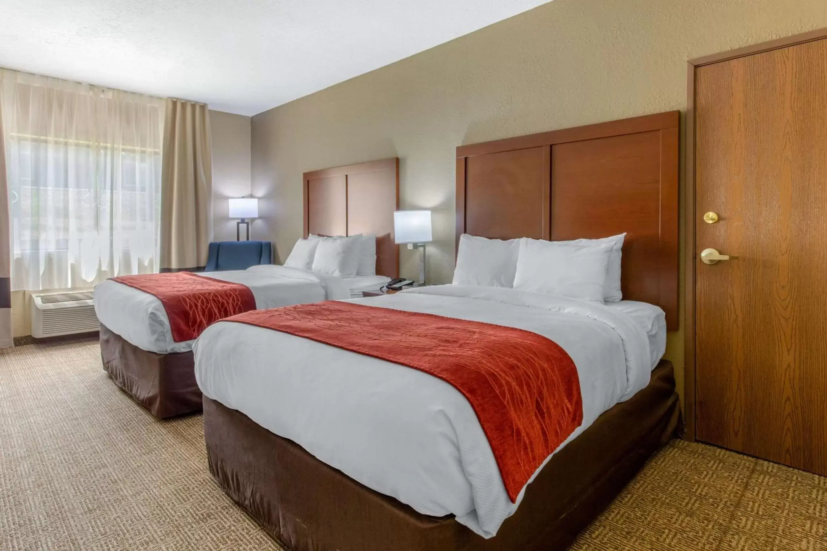 Photo of the whole room, Bed in Comfort Inn & Suites