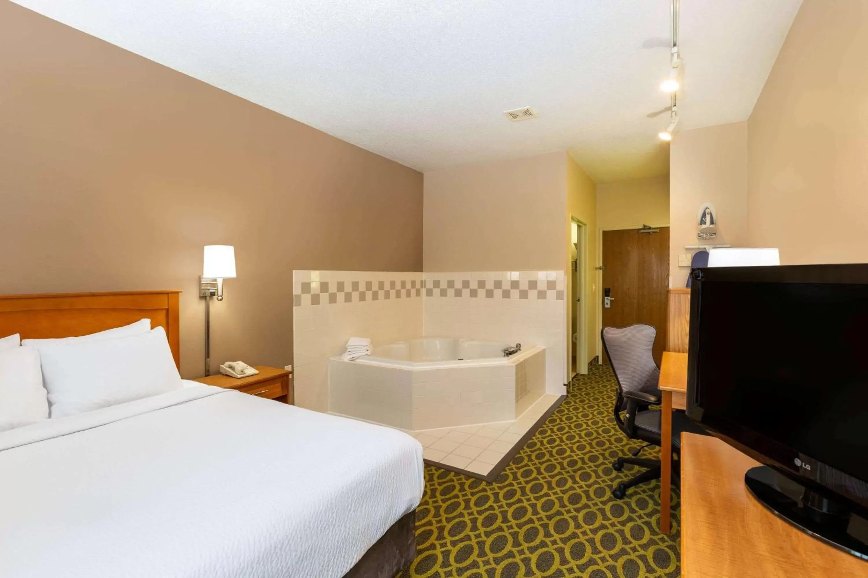Photo of the whole room, Bed in Days Inn & Suites by Wyndham Madison