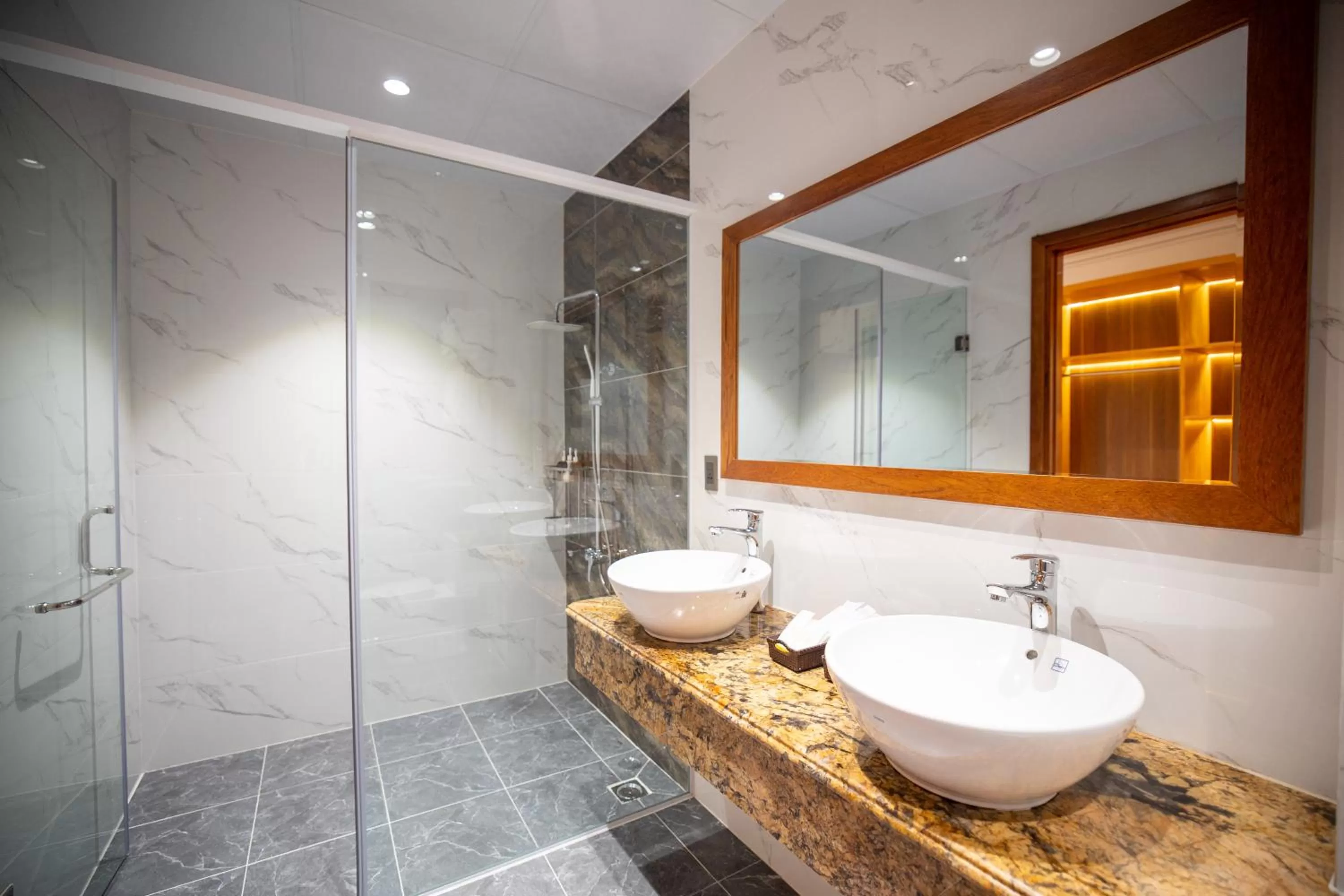 Shower in La Fleur Premium Central Apartment Hotel