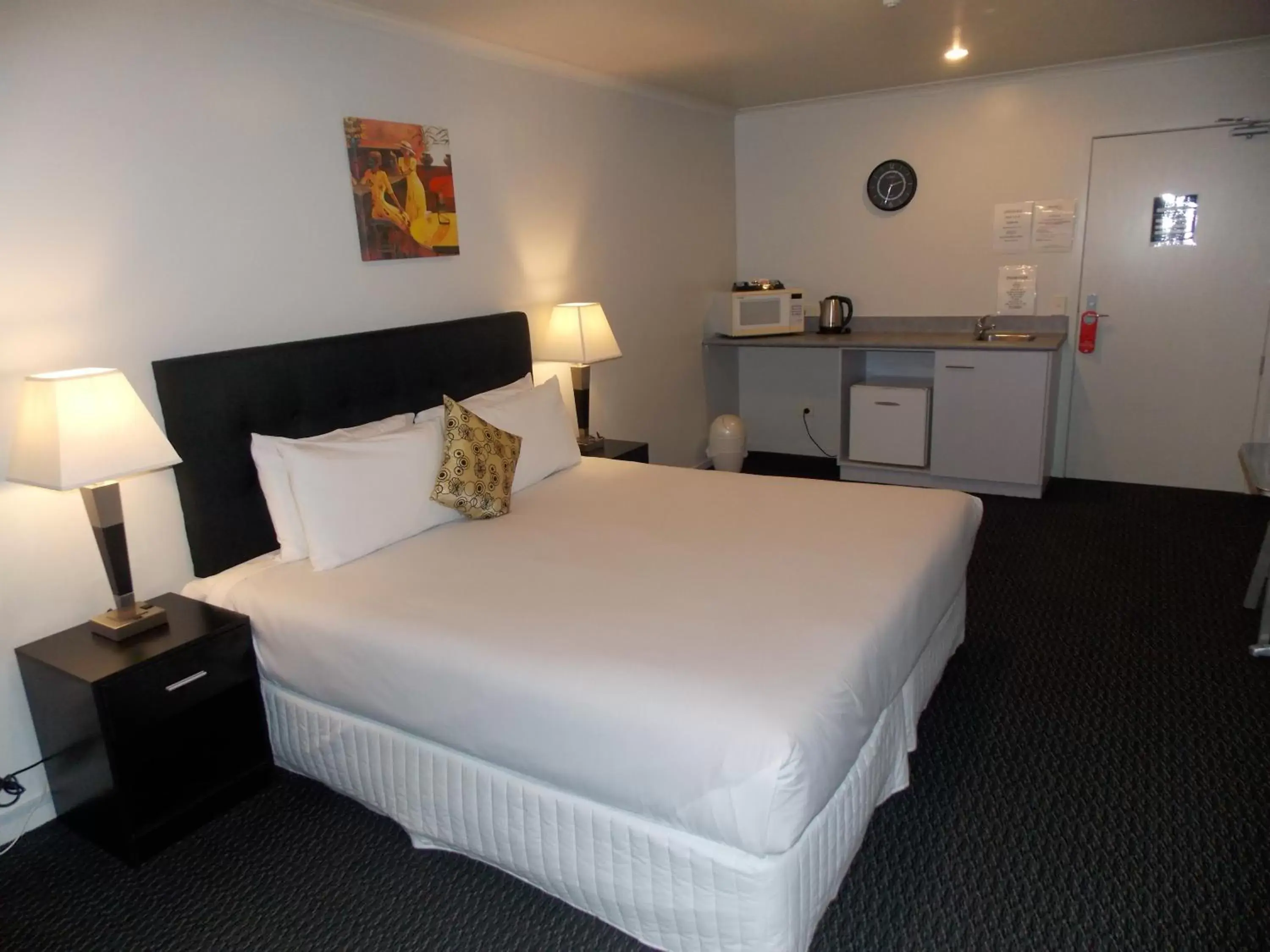 Photo of the whole room, Bed in Silver Fern Lodge