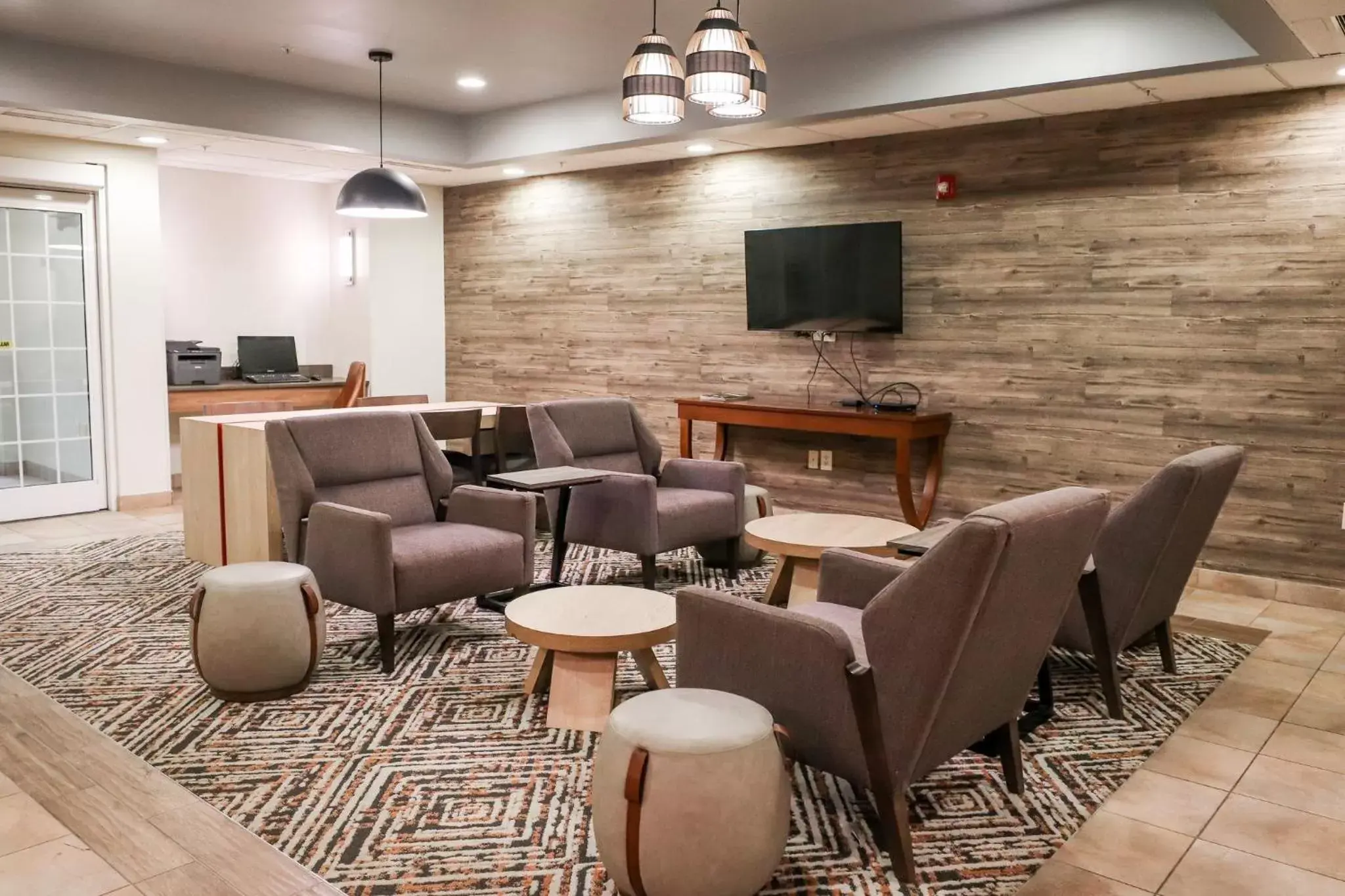 Property building, Lounge/Bar in Candlewood Suites Richmond Airport, an IHG Hotel