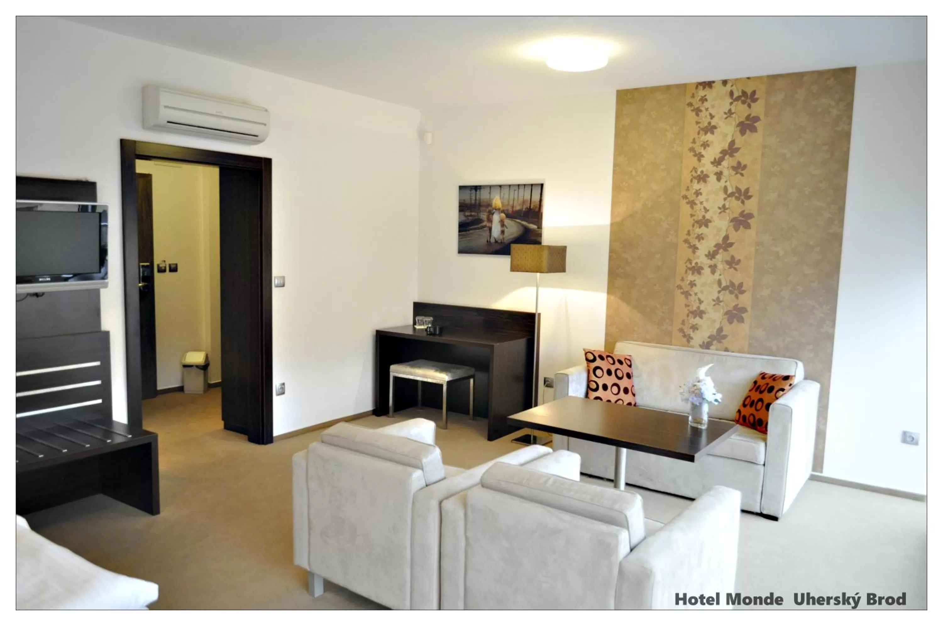 Seating area in Hotel Monde