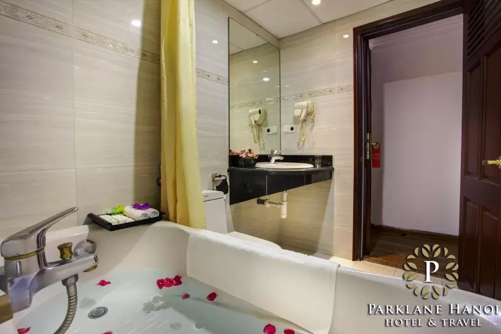 Bathroom in Parklane Central Hanoi Hotel
