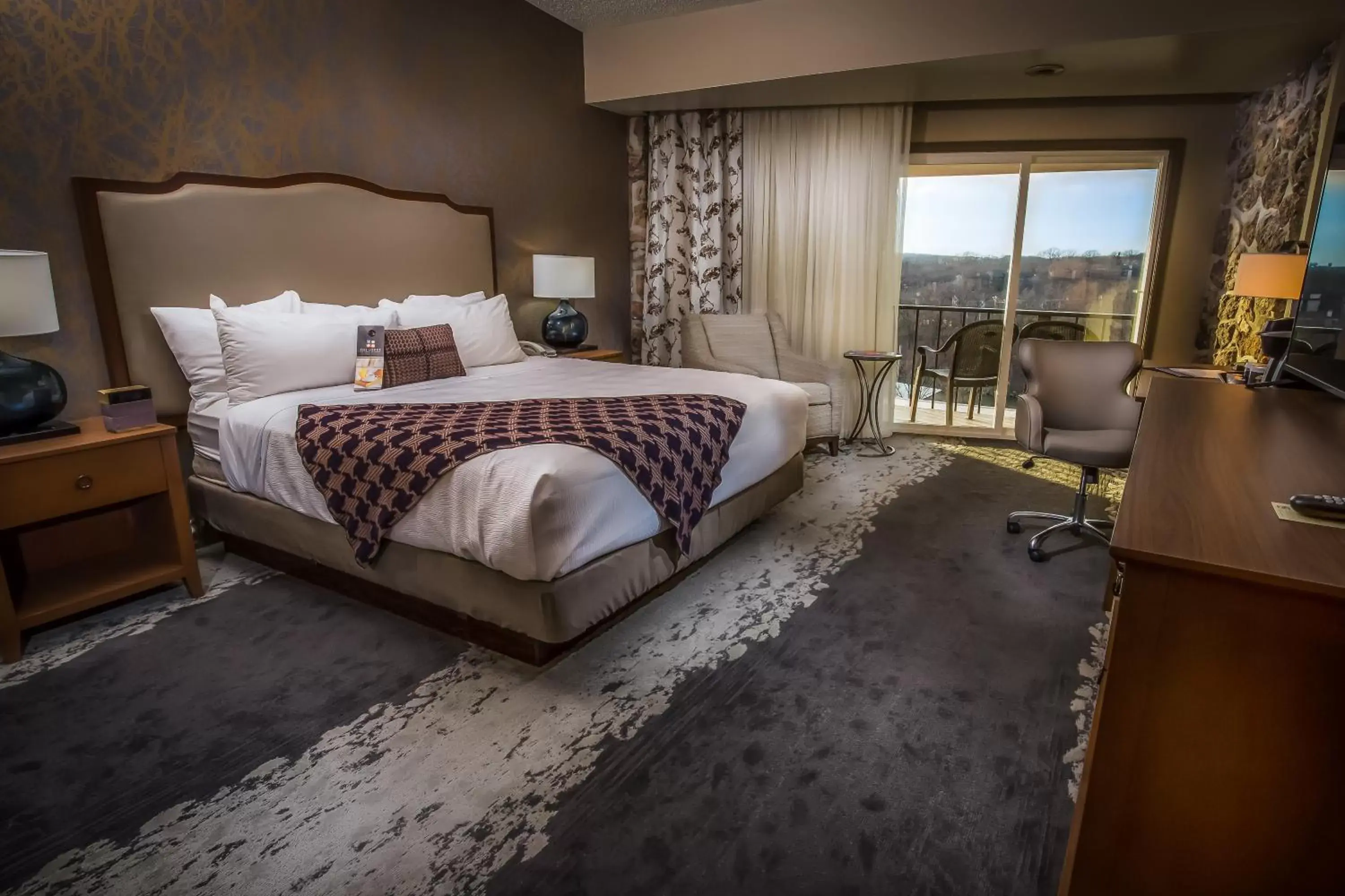 Day, Bed in Lodge of Four Seasons Golf Resort, Marina & Spa