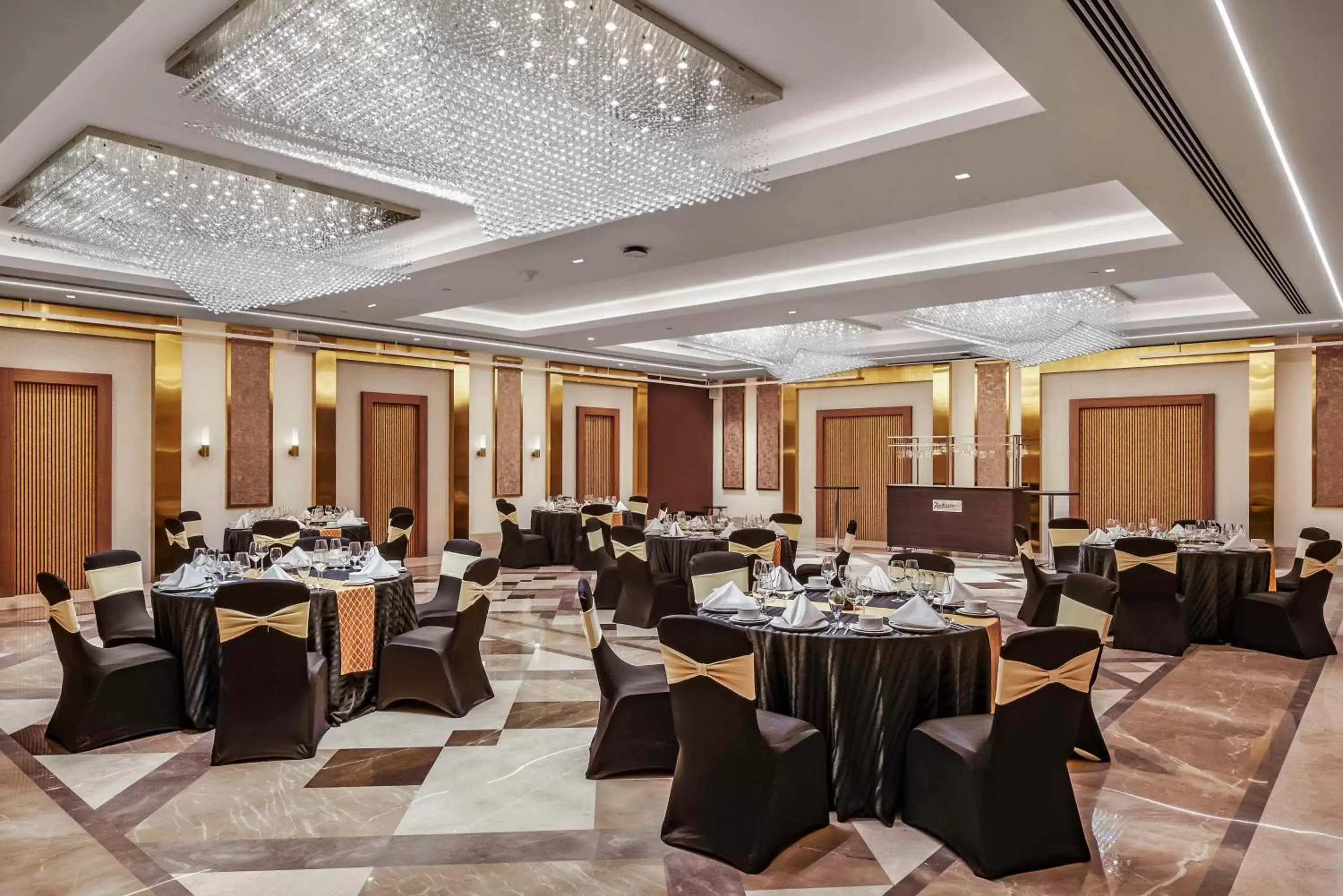 Banquet/Function facilities, Restaurant/Places to Eat in Radisson Blu Hotel GRT, Chennai International Airport