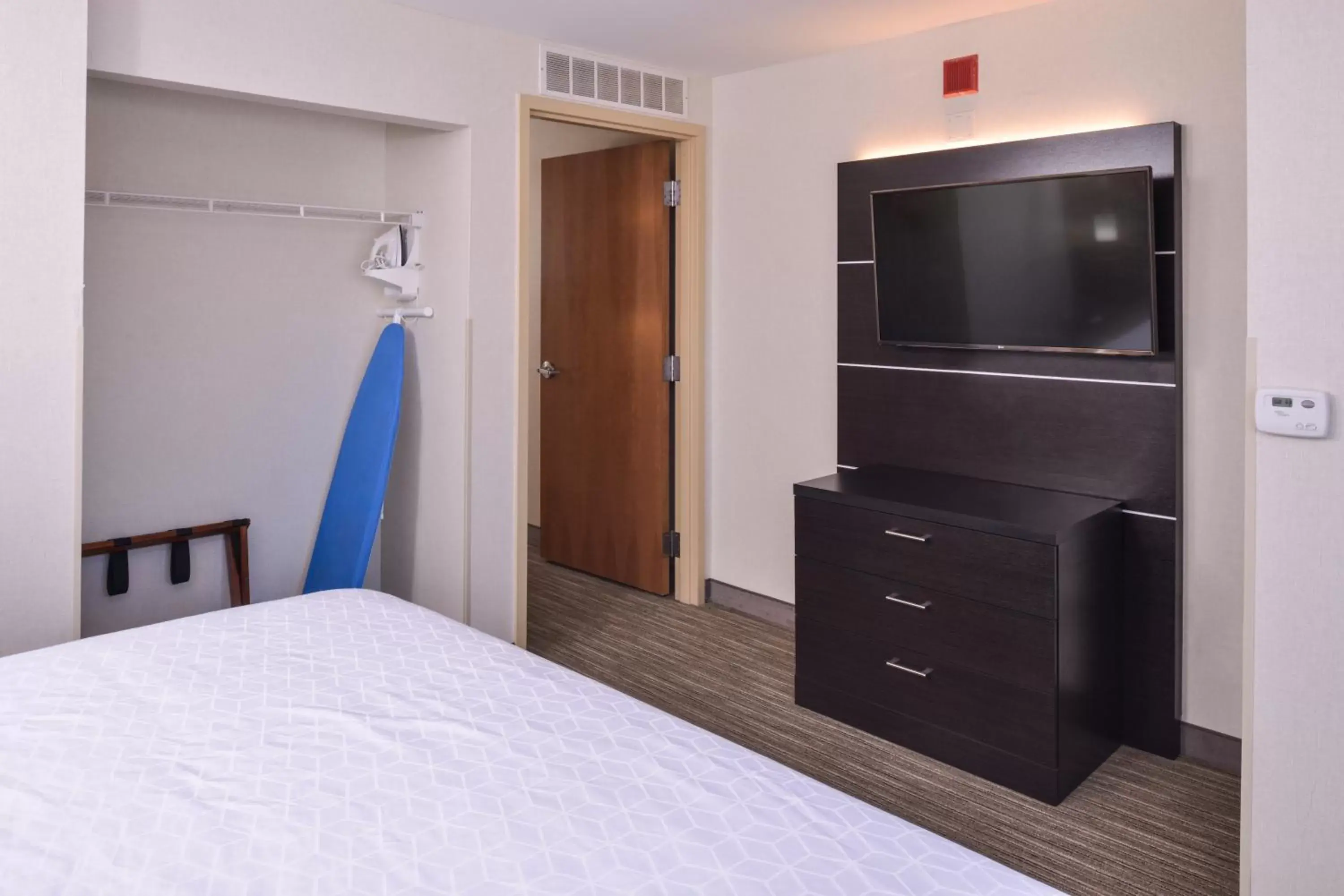TV/Entertainment Center in Holiday Inn Express Hotel & Suites Southfield - Detroit, an IHG Hotel