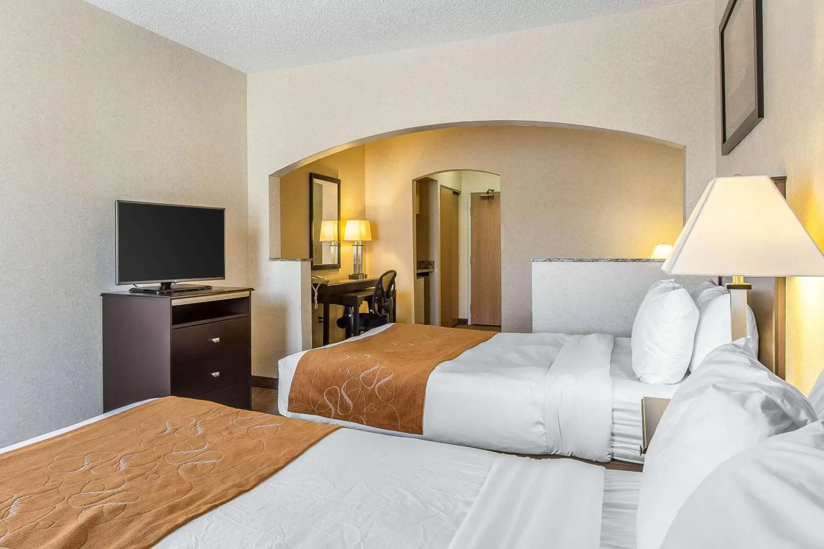 Photo of the whole room, Bed in Comfort Suites Summit County