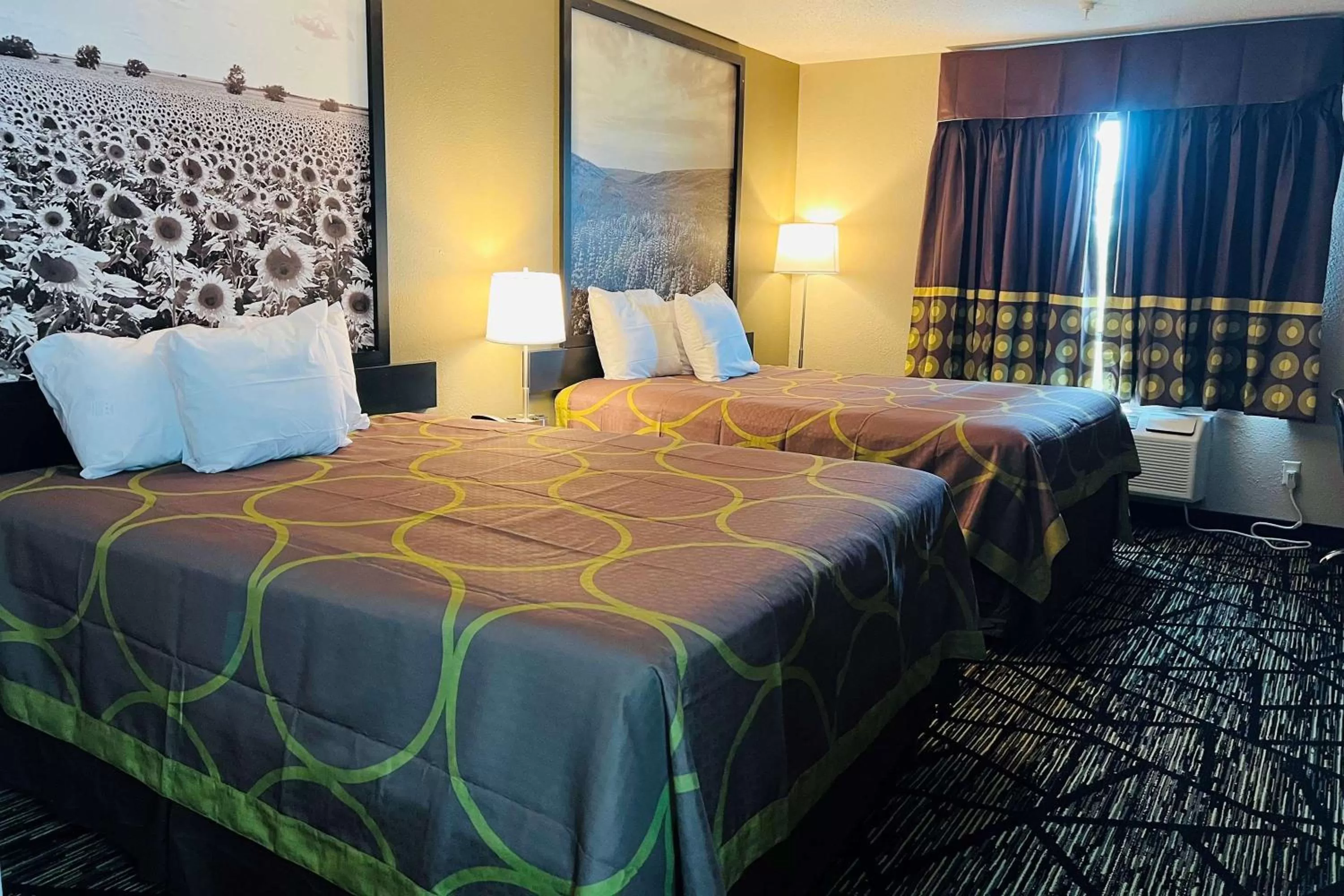 Bedroom, Bed in Super 8 by Wyndham Pratt