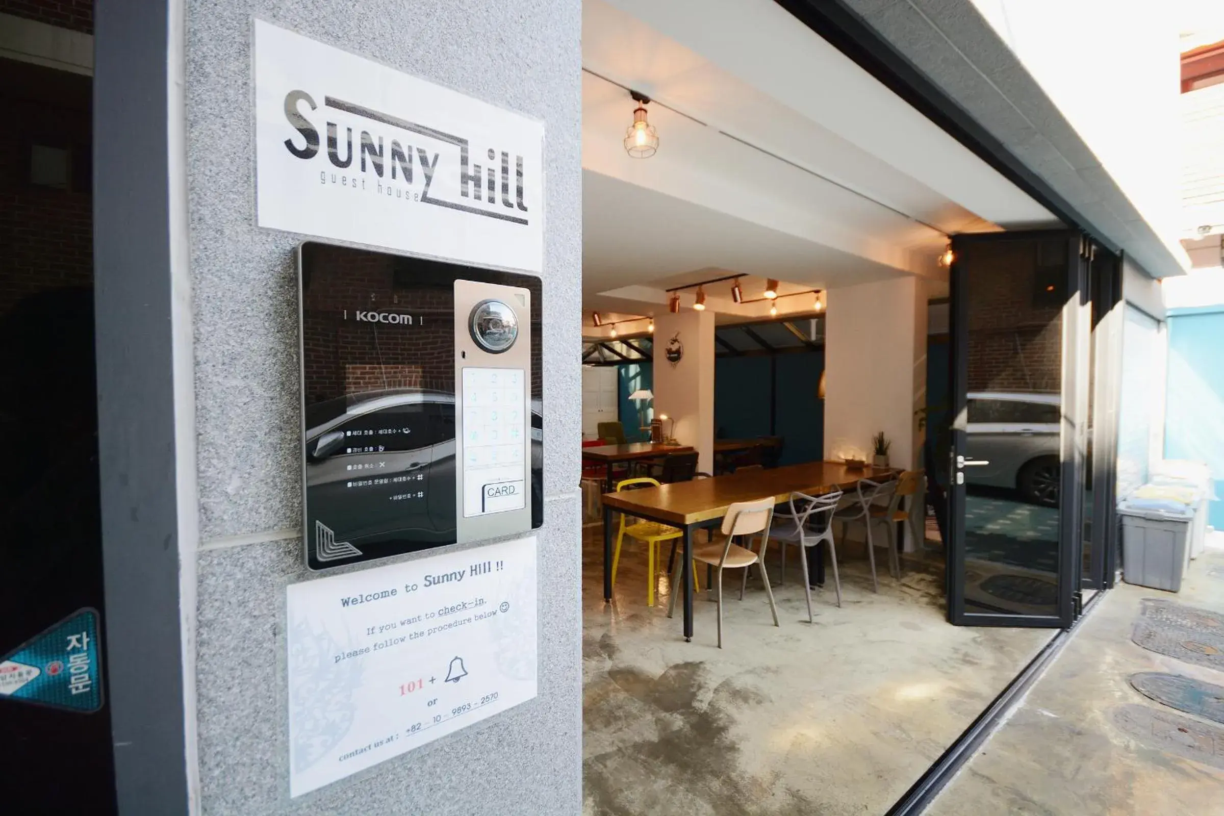 Communal lounge/ TV room in Sunnyhill Hostel Hongdae