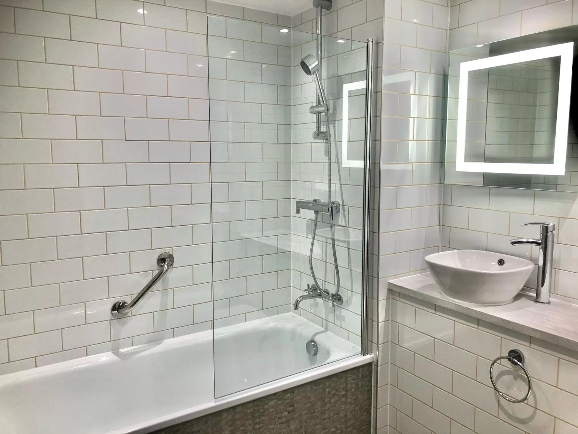 Bathroom in Hellidon Lakes Hotel