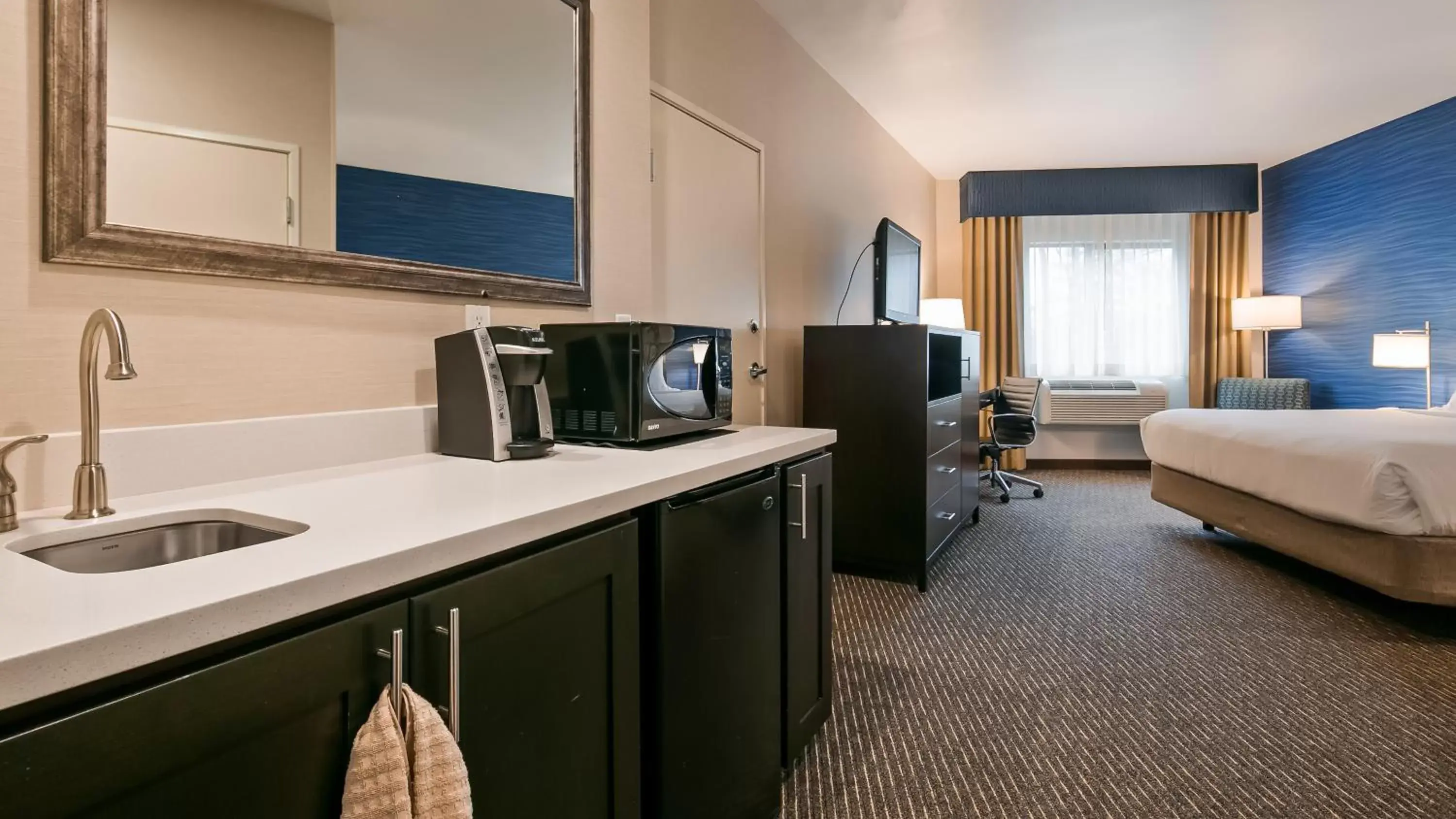 Photo of the whole room, Kitchen/Kitchenette in Holiday Inn Express Bellingham, an IHG Hotel