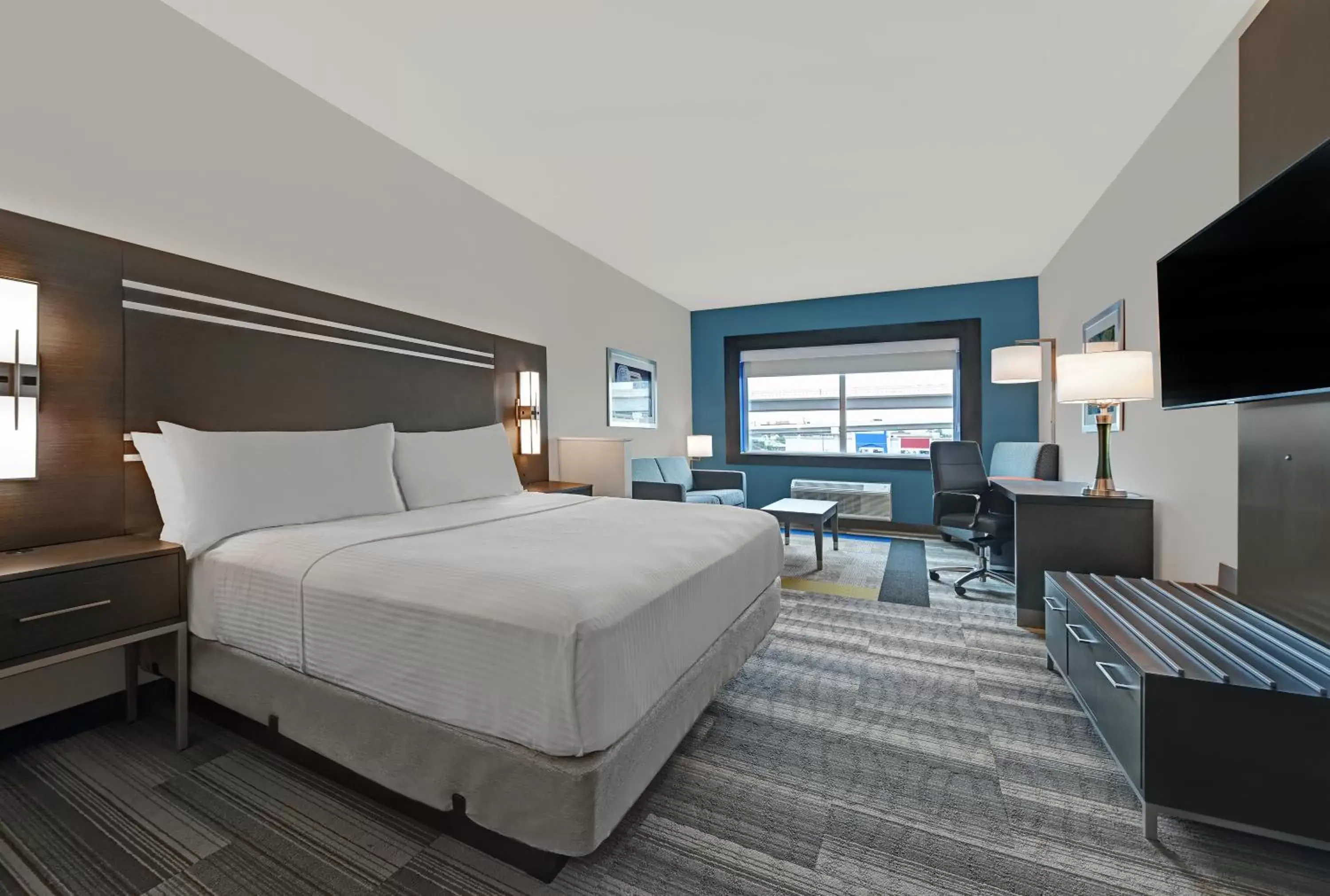 Bedroom in Holiday Inn Express & Suites Memorial – CityCentre, an IHG Hotel