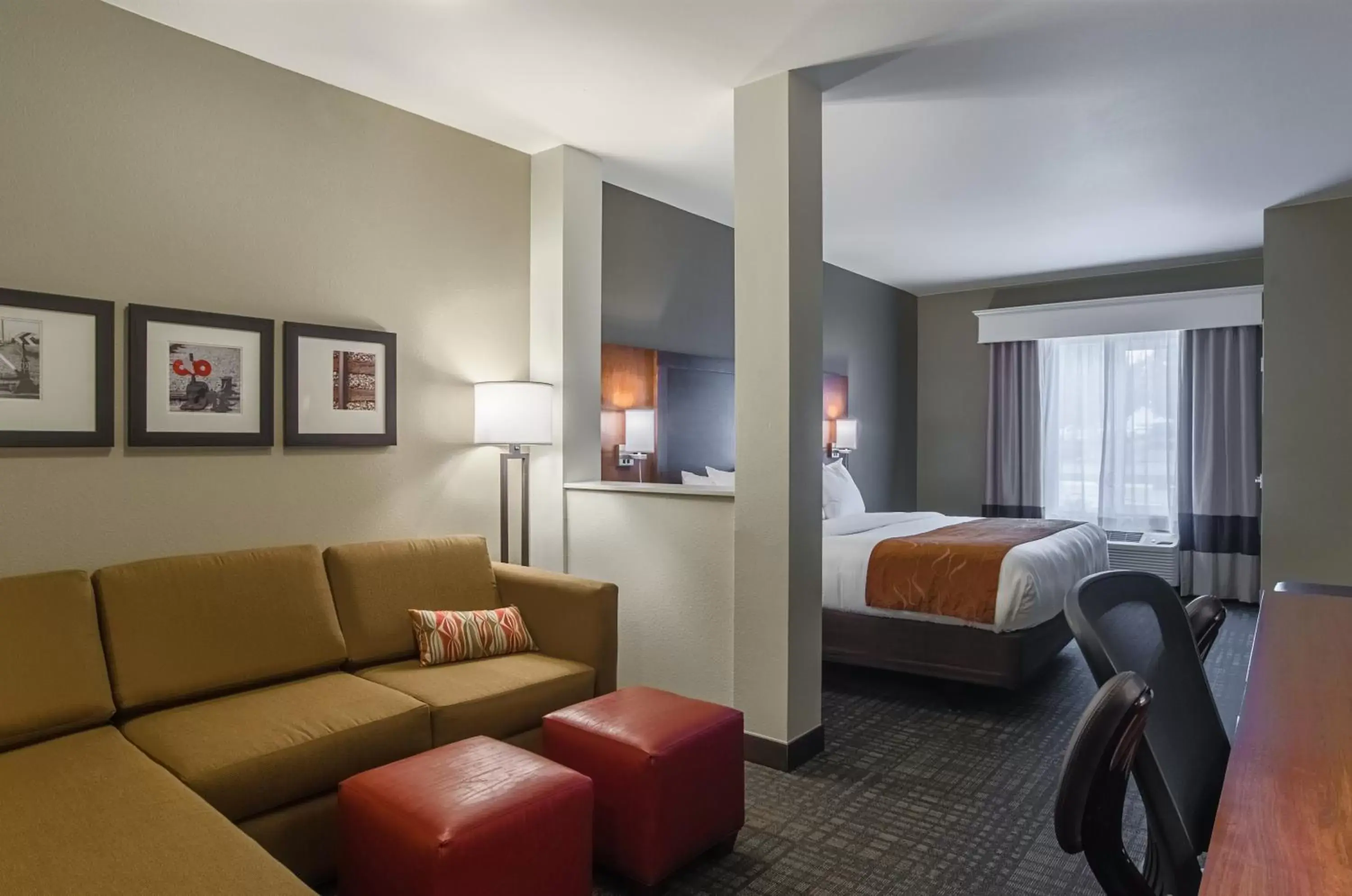 Bedroom, Seating Area in Comfort Suites Loveland