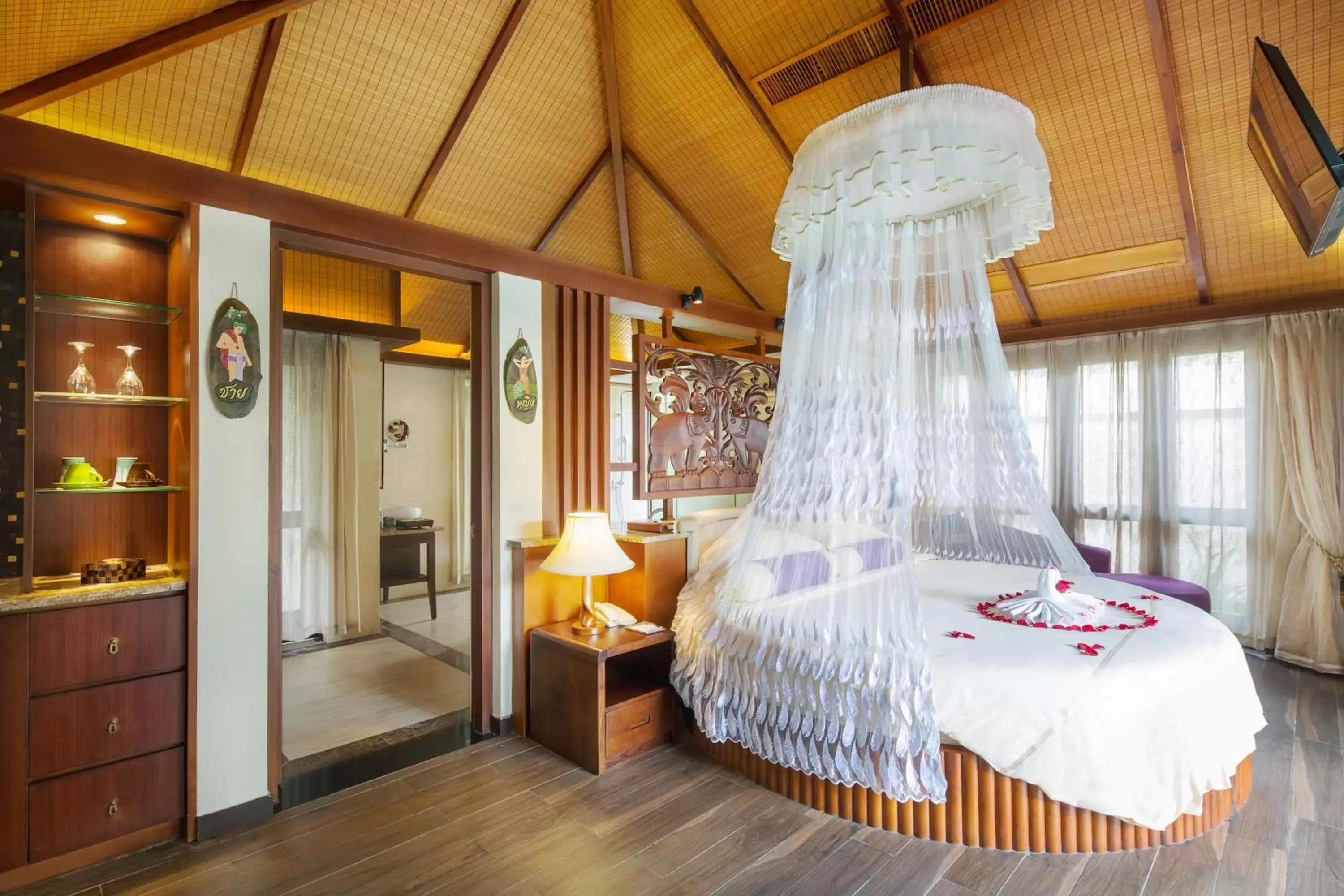 Bed in Sanya Yalong Bay Villas & Spa