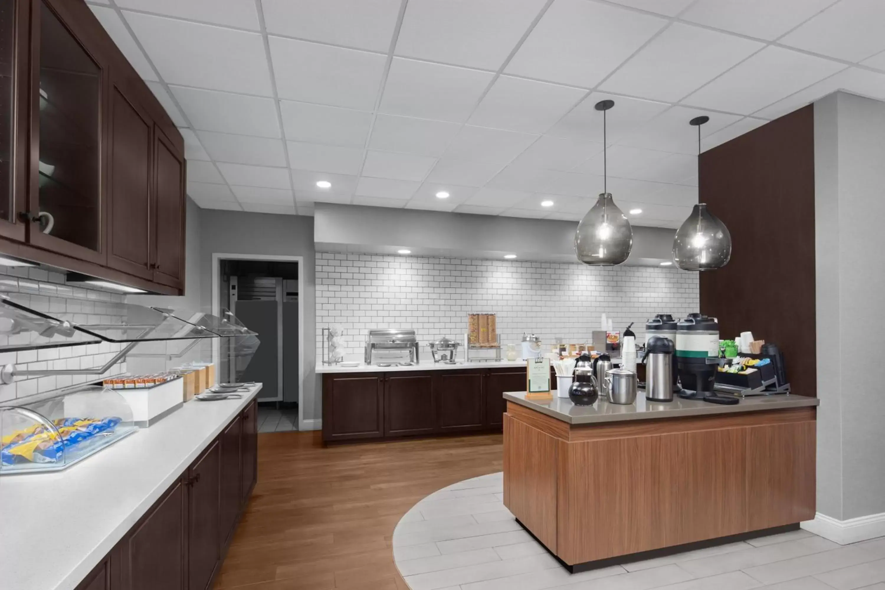 Breakfast, Kitchen/Kitchenette in Residence Inn White Plains Westchester County