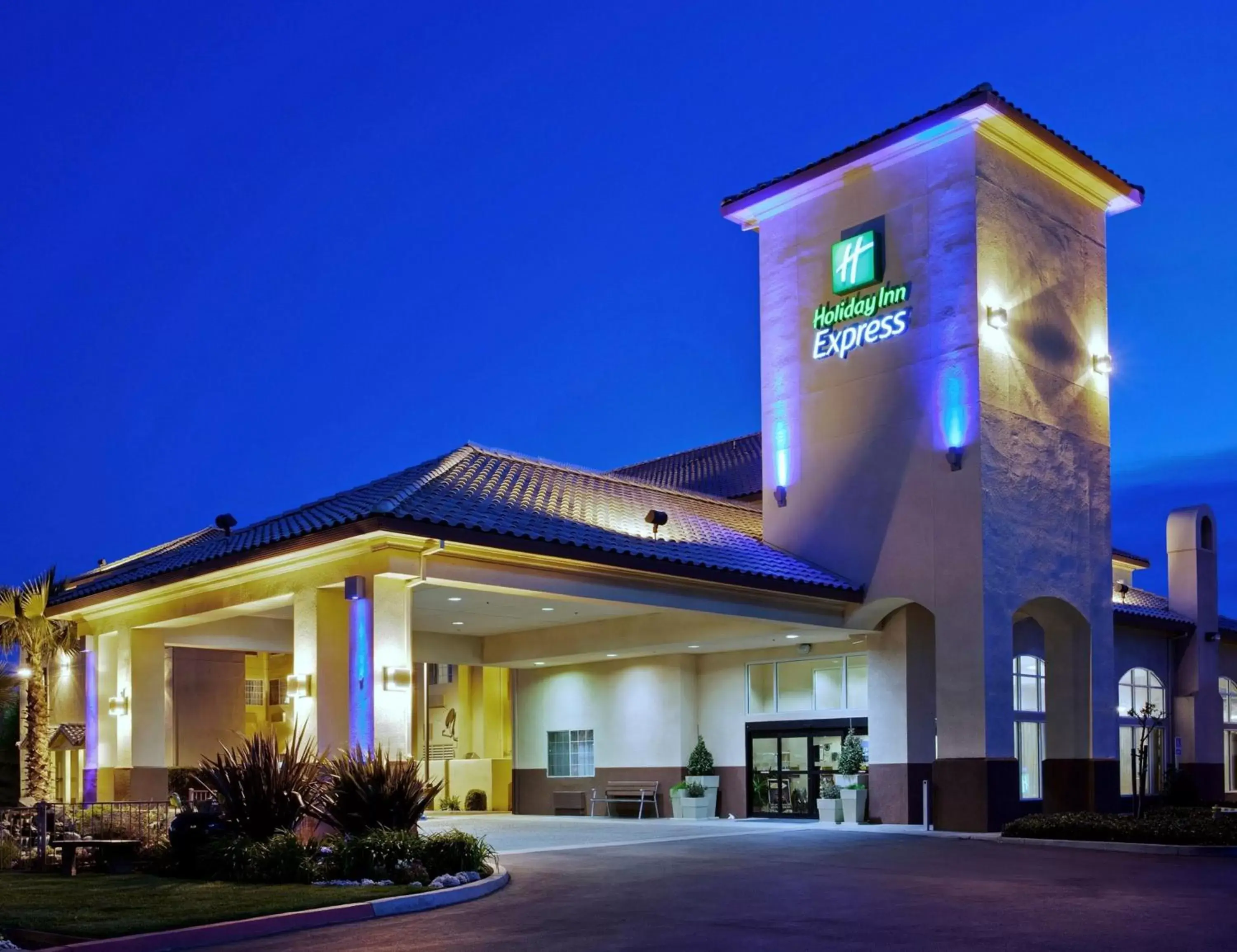 Property Building in Holiday Inn Express Madera, an IHG Hotel