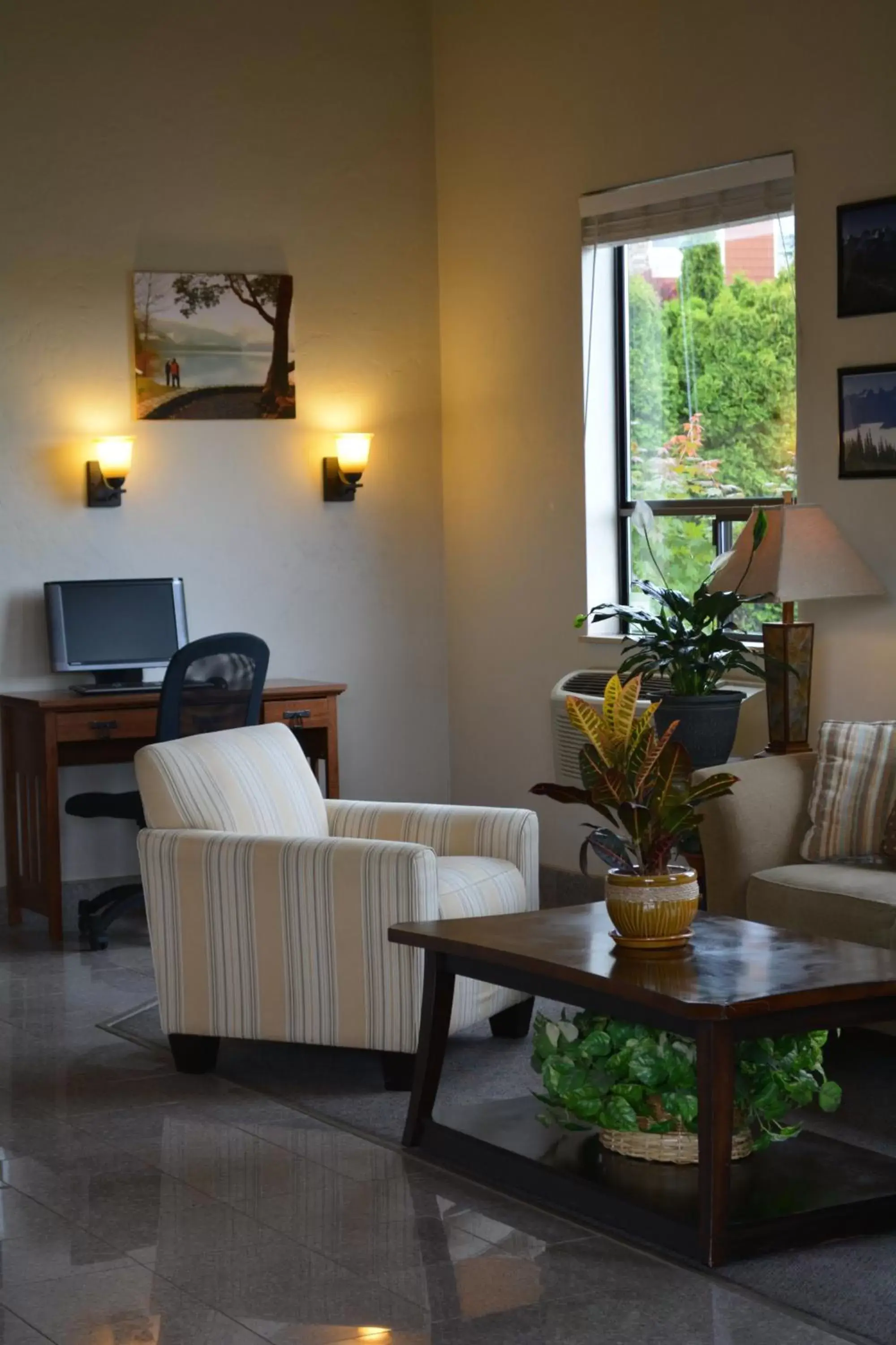 Lobby or reception, Seating Area in Super 8 by Wyndham Port Angeles at Olympic National Park