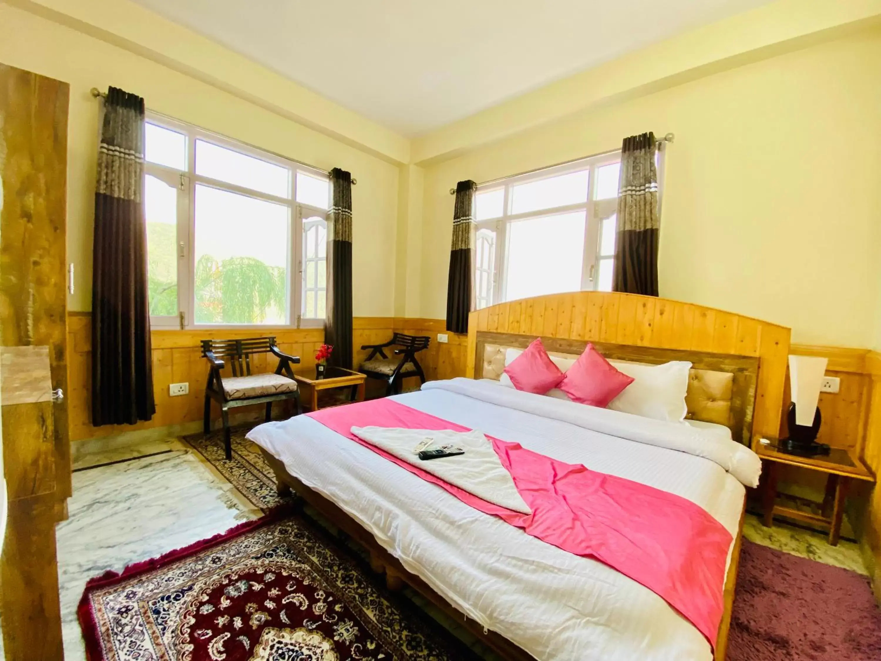 Double Room with Mountain View in Sai Cottage Shimla Double Room with Mountain View in Sai Cottage Shimla