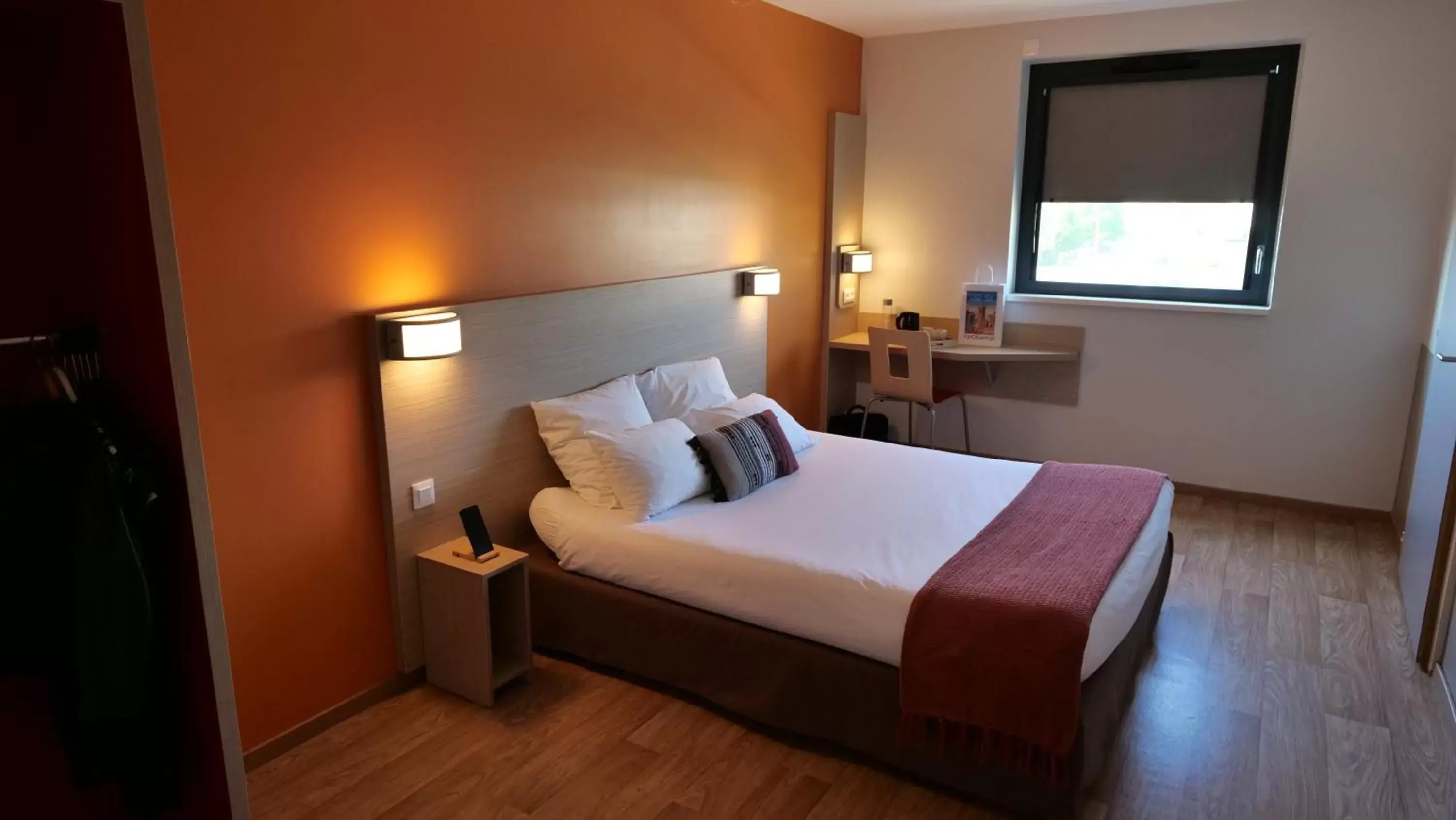 Photo of the whole room, Bed in Oneloft Hotel