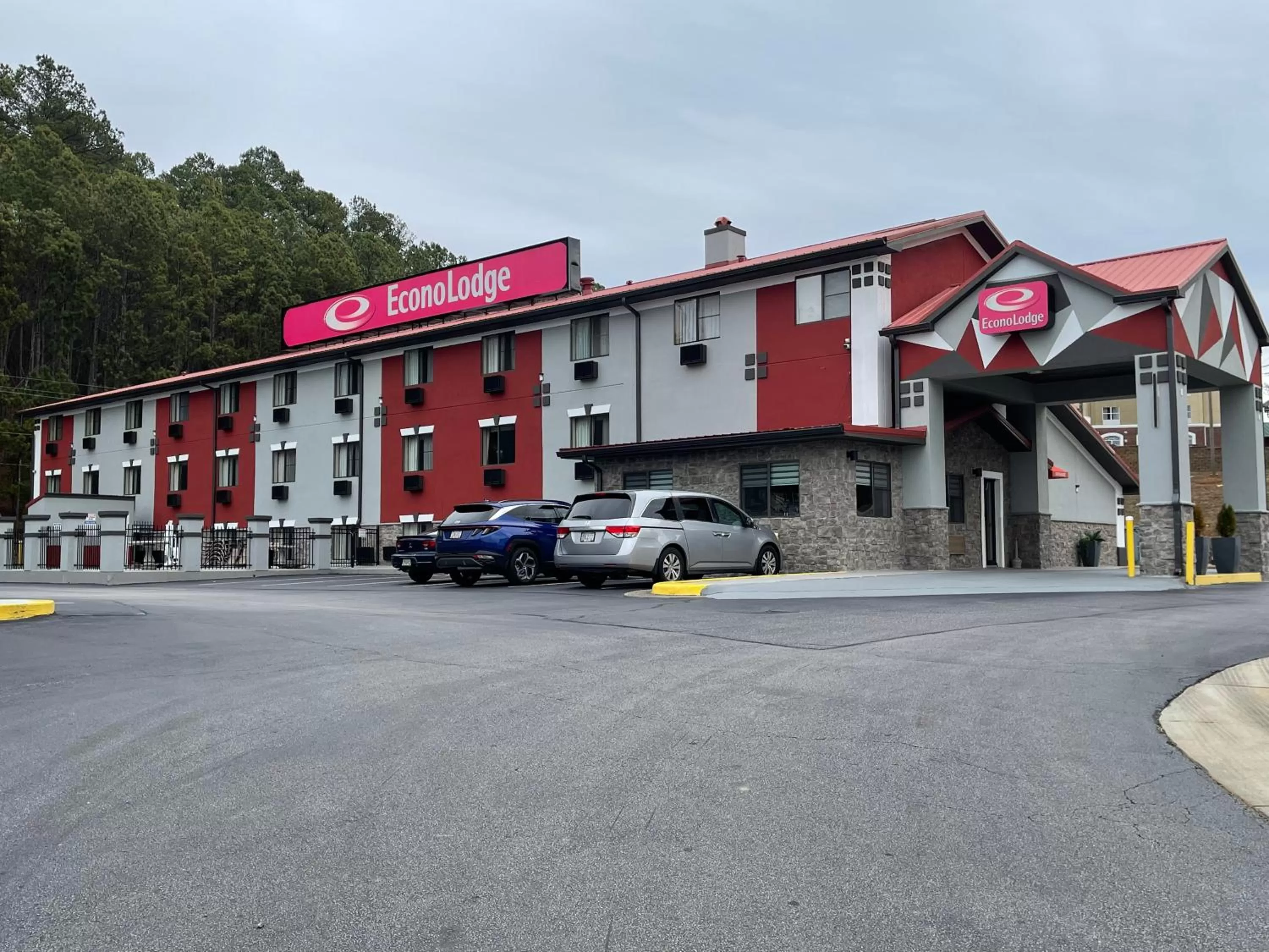 Property building in Econo Lodge Cartersville-Emerson Lake Point