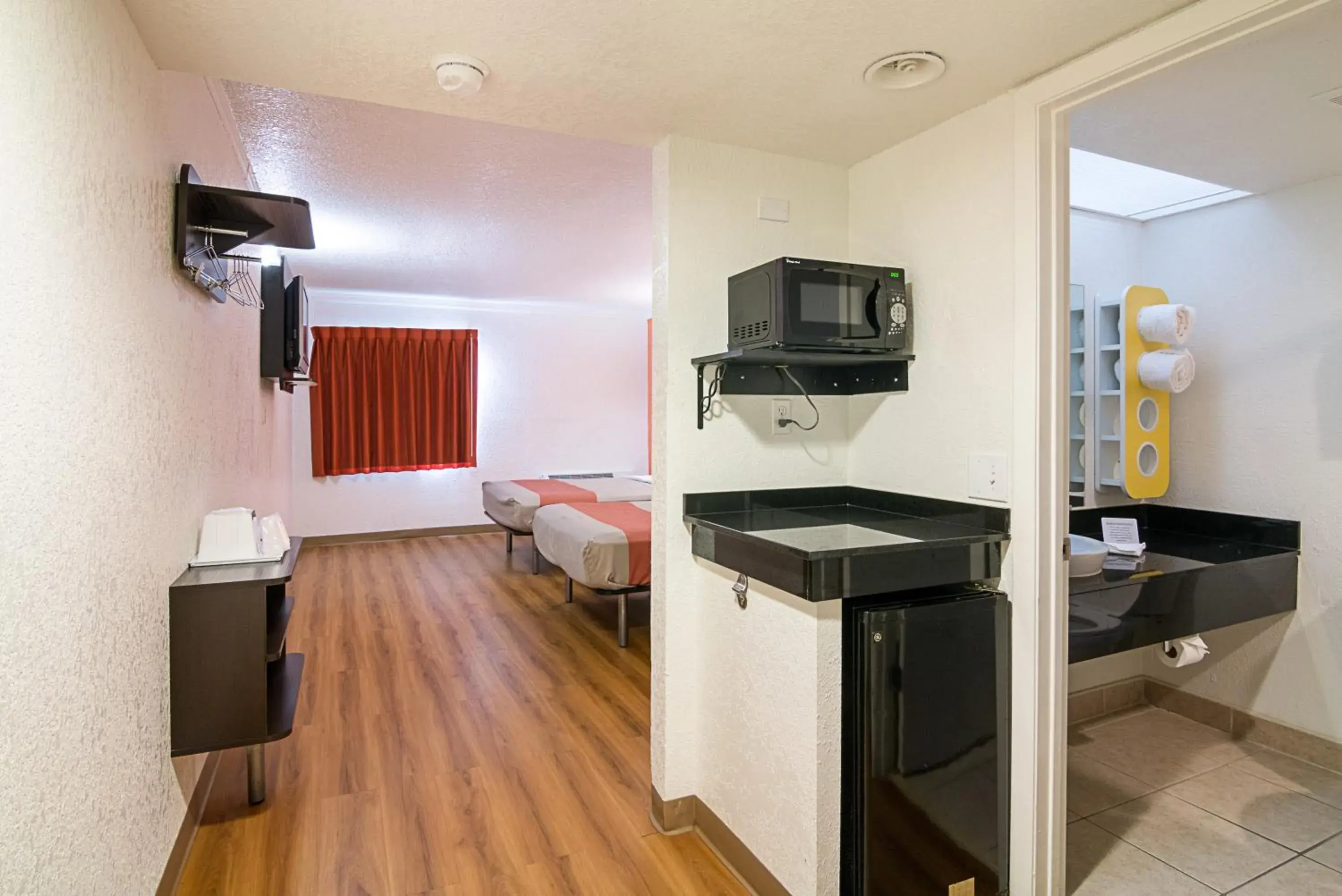 Bedroom, Kitchen/Kitchenette in Motel 6-Tampa, FL - Fairgrounds