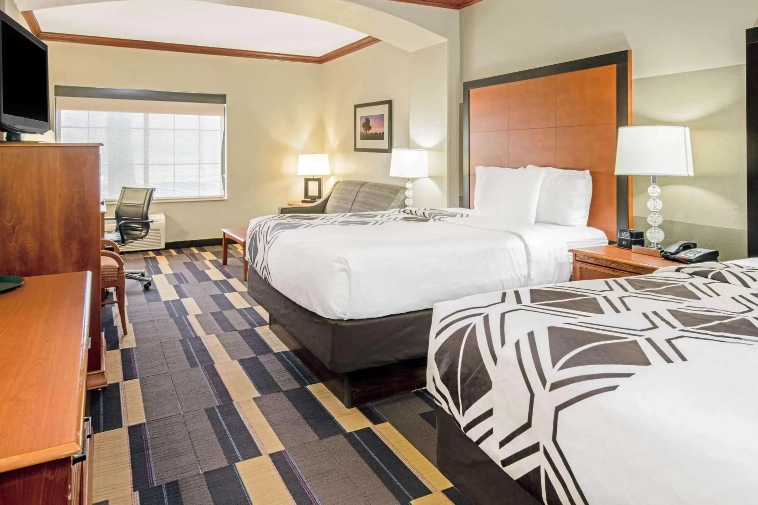 Photo of the whole room, Bed in La Quinta by Wyndham Oklahoma City - Moore