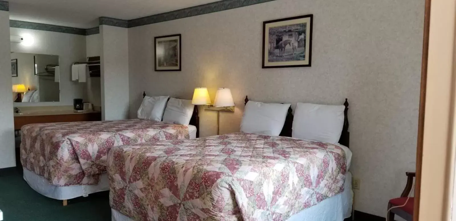 Photo of the whole room, Bed in Americas Inn Bardstown