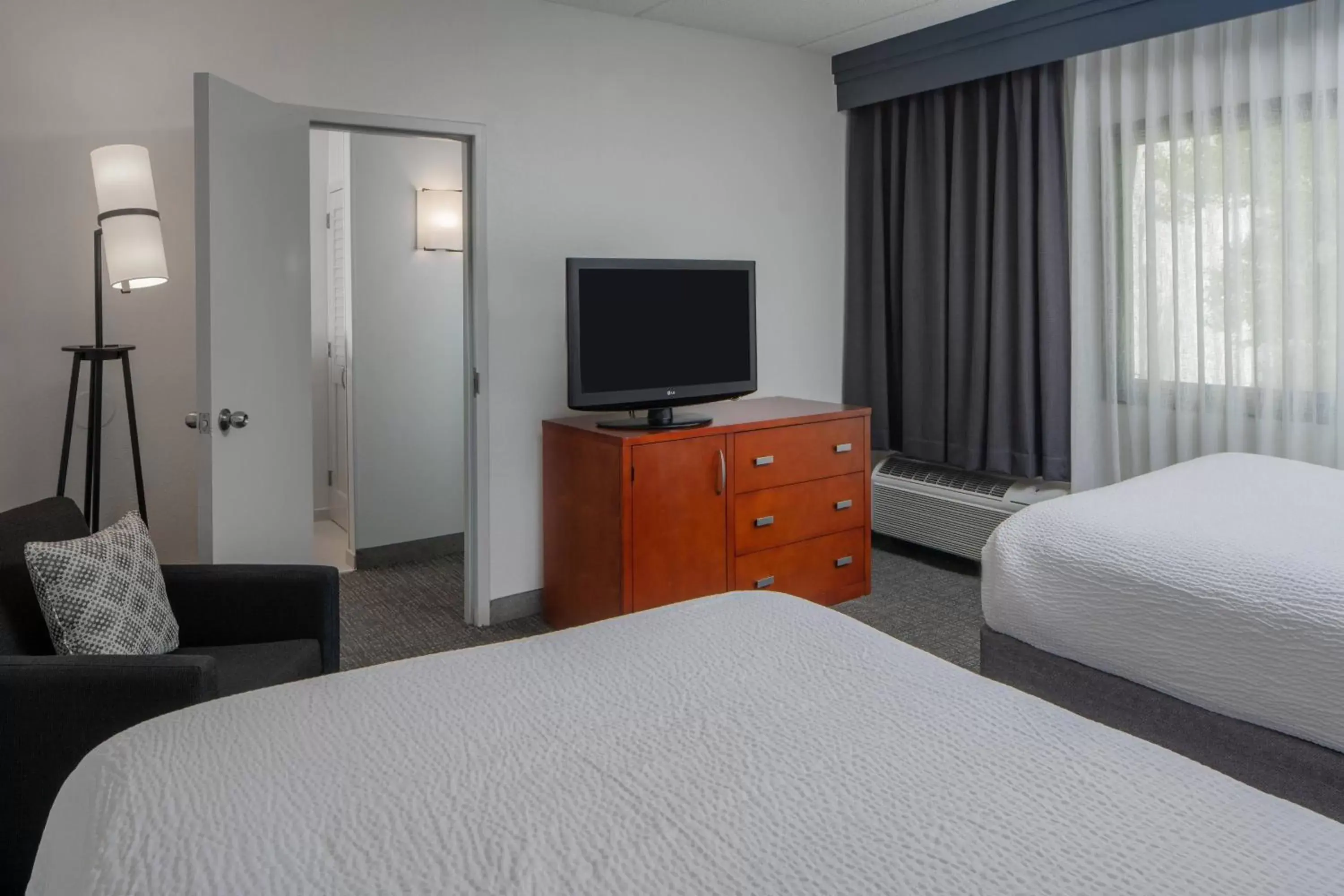 Bedroom, TV/Entertainment Center in Courtyard by Marriott Memphis East/Park Avenue