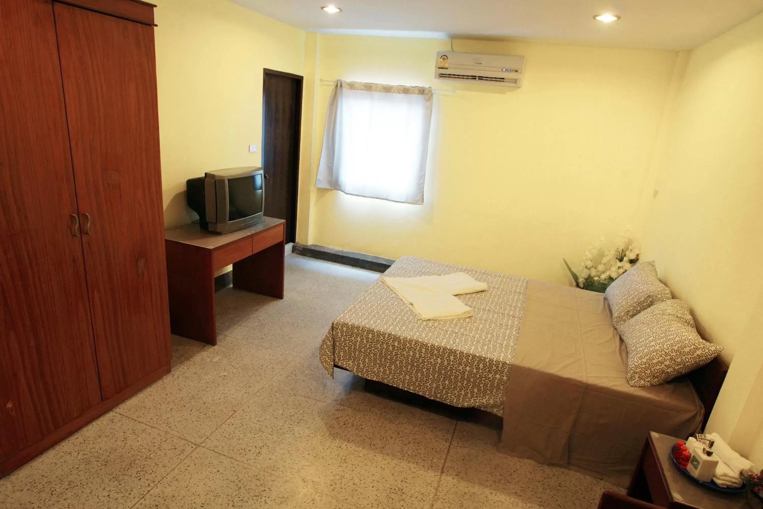Bed in Sri Krungthep Hotel