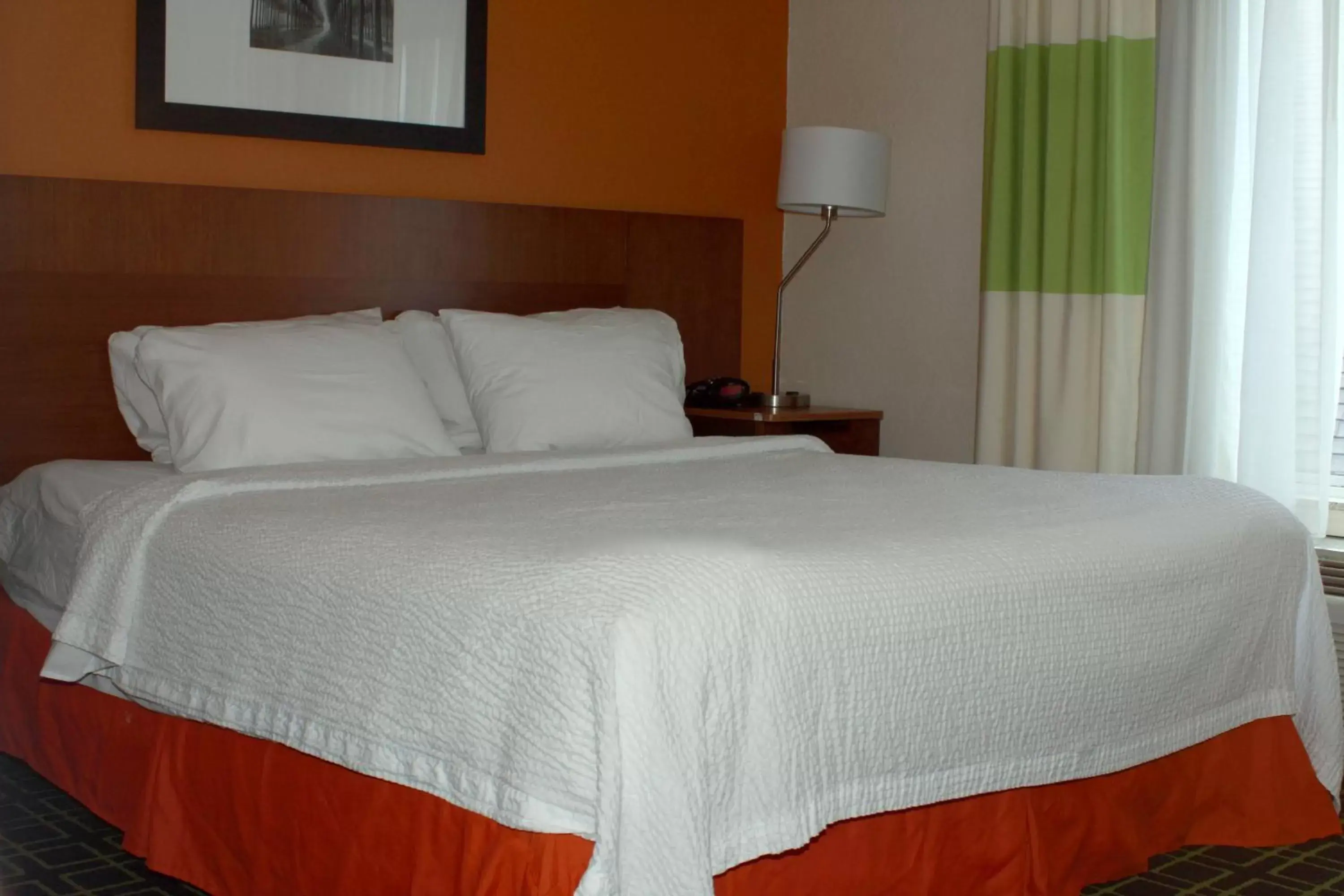 Photo of the whole room, Bed in Fairfield Inn & Suites by Marriott Fairmont
