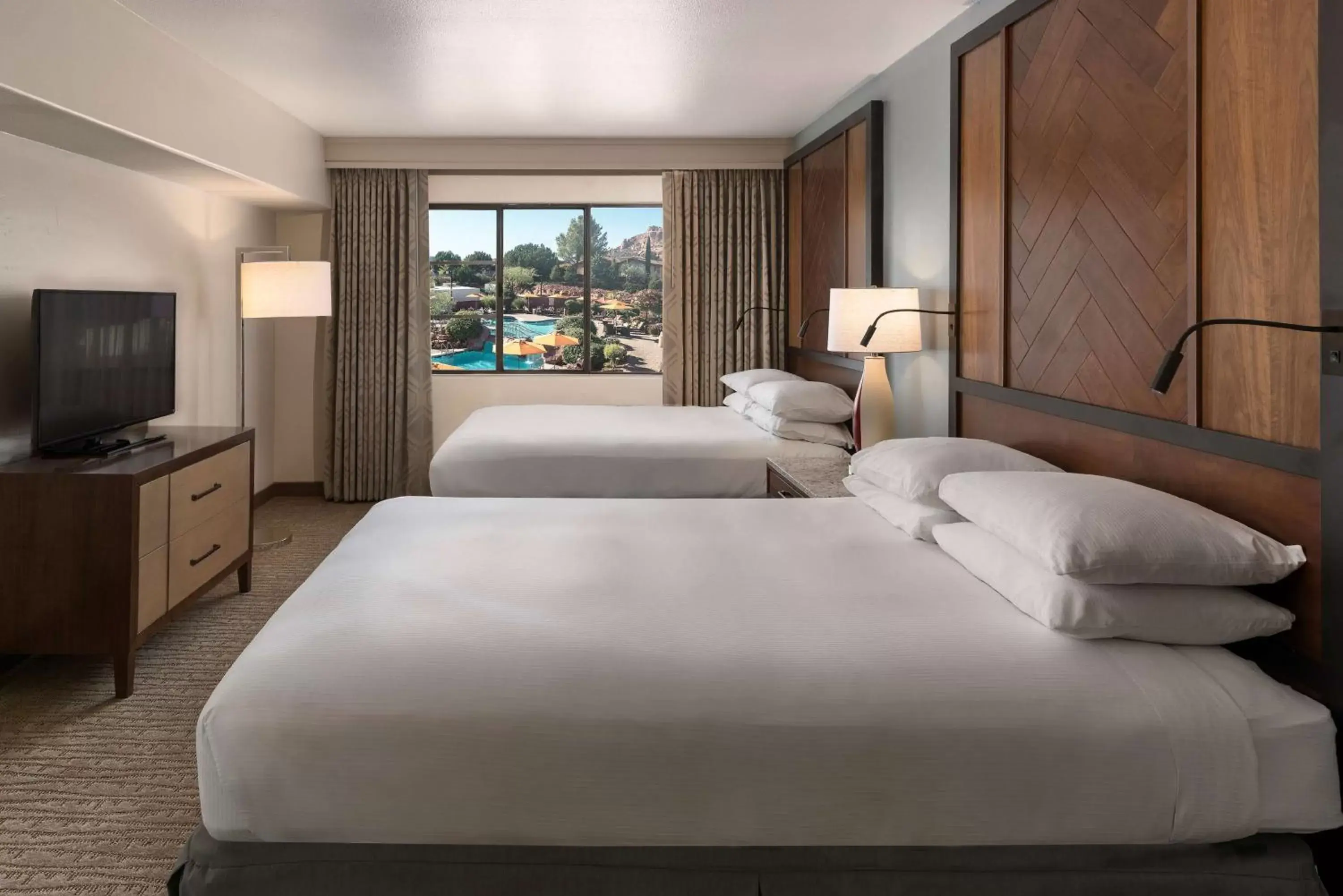 Living room, Bed in Hilton Sedona Resort at Bell Rock